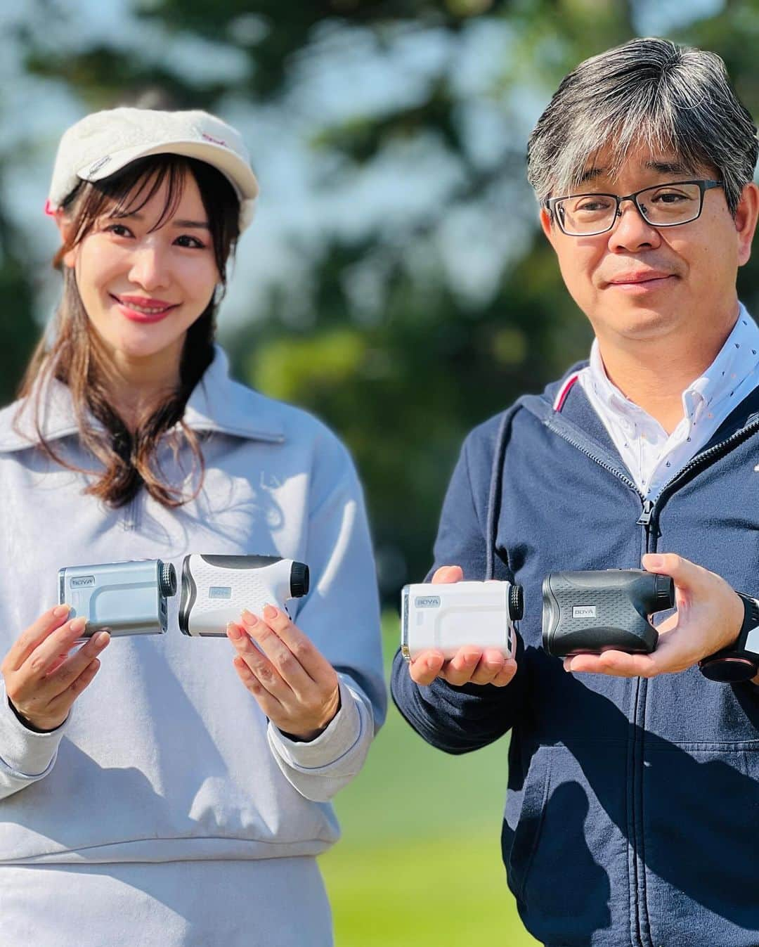 宇水遥佳さんのインスタグラム写真 - (宇水遥佳Instagram)「. 昨日はゴルフ誌GEWの撮影でした⛳️ BOYA株式会社様の距離計をラウンドしながら 試させていただきの撮影📷 今回R1とR2を試させていただきましたが 女性ゴルファーにはR2がおすすめ⭐️ コンパクトで軽く、計測スピードがすごく速い👏 ノンストレスでパパッと計測でき精度もとても高い☺️ レザーケースとマーカーもついてくるのでお得感も ありとてもよかったです🉐 誌面とYouTubeに出るのでぜひみてくださいね✨ . ウェアは @lenan_golf のものを👕💓 スウェード調のセットアップでお色味も可愛い〜💓 冬にかけてたくさん着よう🥰 . . #距離計 #ゴルフ距離計 #秋ゴルフ #秋ゴルフコーデ # #ゴルフ女子 #ゴルフコーデ」11月2日 21時11分 - haruka._.usui