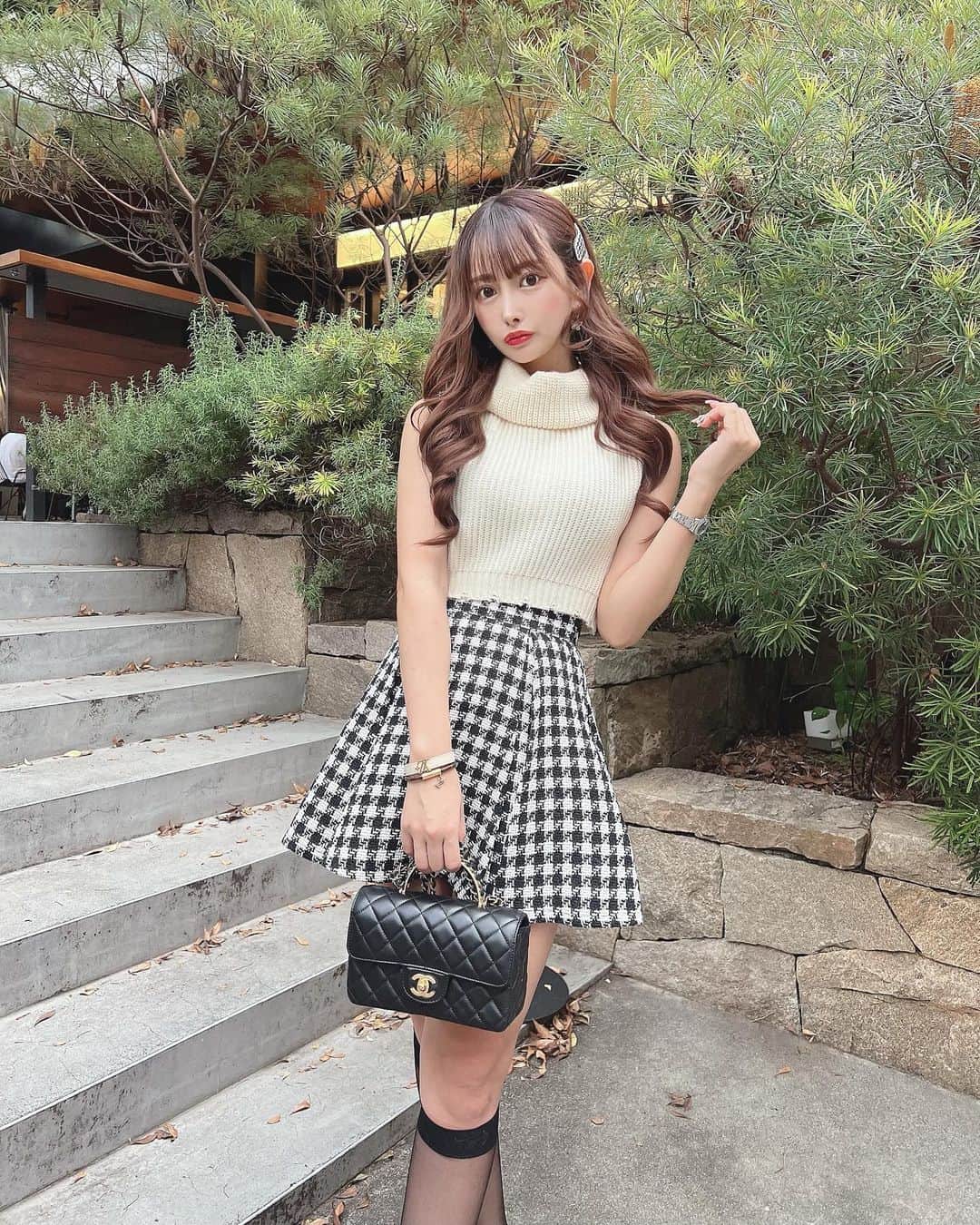 SHIHOさんのインスタグラム写真 - (SHIHOInstagram)「. . 🖤🖤🖤🖤🖤🖤🖤🖤🖤 . . code🫶tops❤︎ @sheinofficial  skirt❤︎ @darich_official  bag❤︎ @chanelofficial  . . .」11月2日 21時11分 - cham_pipi