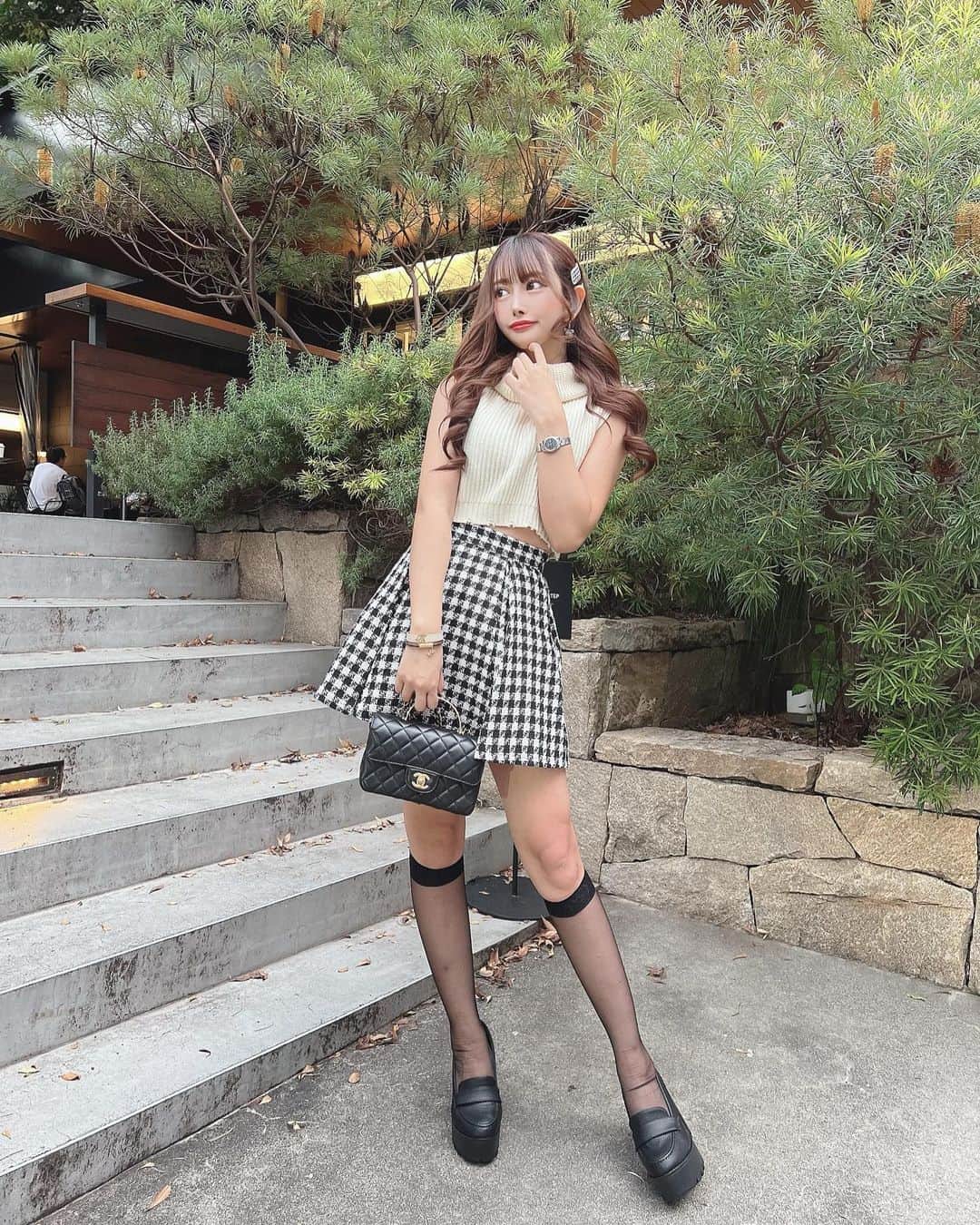 SHIHOさんのインスタグラム写真 - (SHIHOInstagram)「. . 🖤🖤🖤🖤🖤🖤🖤🖤🖤 . . code🫶tops❤︎ @sheinofficial  skirt❤︎ @darich_official  bag❤︎ @chanelofficial  . . .」11月2日 21時11分 - cham_pipi