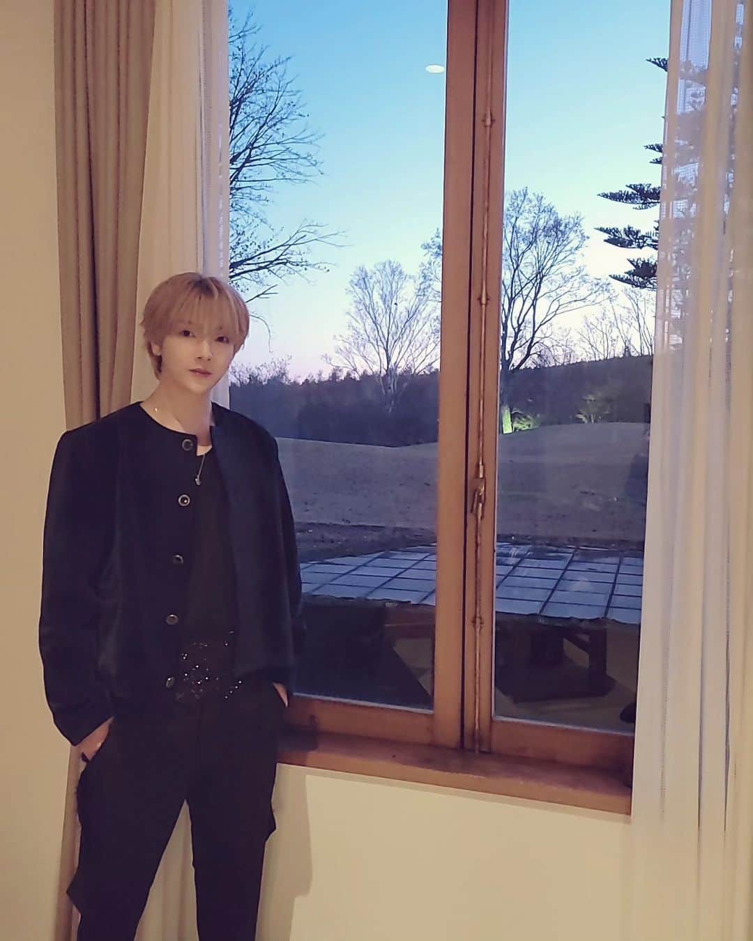ユナクのインスタグラム：「오늘도 무사히 끝났습니다. 너무 멋진 공연장에서 노래를 할수있어서 영광이였습니다^^  今日も無事に終わりました。素敵な空間で歌えてとても嬉しかったです。あっきーさんとの ステージとても楽しかったです！🎶 遠いところまで来てくれたミルキー そして、皆さん、本当にありがとうございます😊」