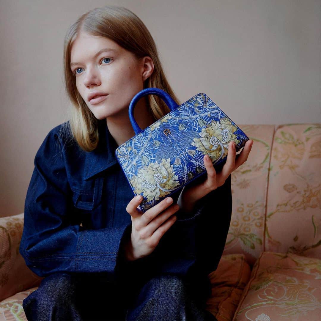 のインスタグラム：「The #AIGNER Cybill Bag Honeysuckle abounds with a floral pattern inspired by the works of William Morris. The pattern is applied to the leather with a special digital printing technique. Like all signature Cybill Bags, the Honeysuckle is handmade in AIGNER’s partner factory in Italy and stands for detailed craftsmanship and the highest quality materials.   Get yours in stores and at aignermunich.com   #AIGNERSS24」
