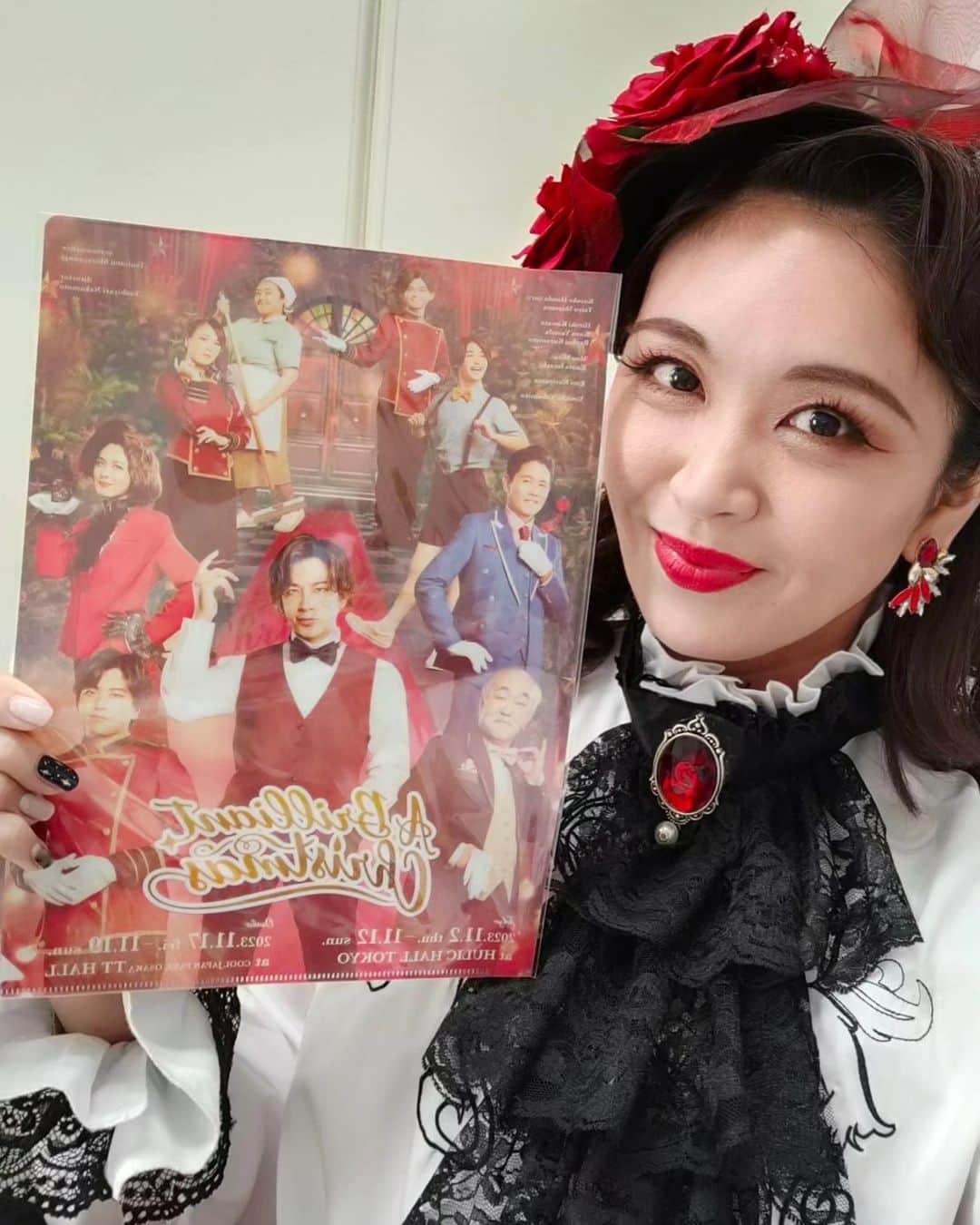 栗山絵美のインスタグラム：「#舞台ABC　初日無事に終演しました🎄🎅 やはりお客様あっての舞台。 皆様の息づかい、集中して台詞を聞いて下さってる空気、笑い声に励まされました♥ 共に作品を作って下さりありがとうございました！  シングルキャストにとってはかなりハードな毎日となりますが、 元気なダブルキャストの皆からエネルギーを貰って乗り越えたいと思います！  とてもひろーい会場で、まだまだお席、いつでもご用意出来ます！ 是非いらして下さいませ♪ 私に直接お伝え頂いても大丈夫です！ emikuri0213ticket@gmail.com お待ちしております😊🎄🎅」