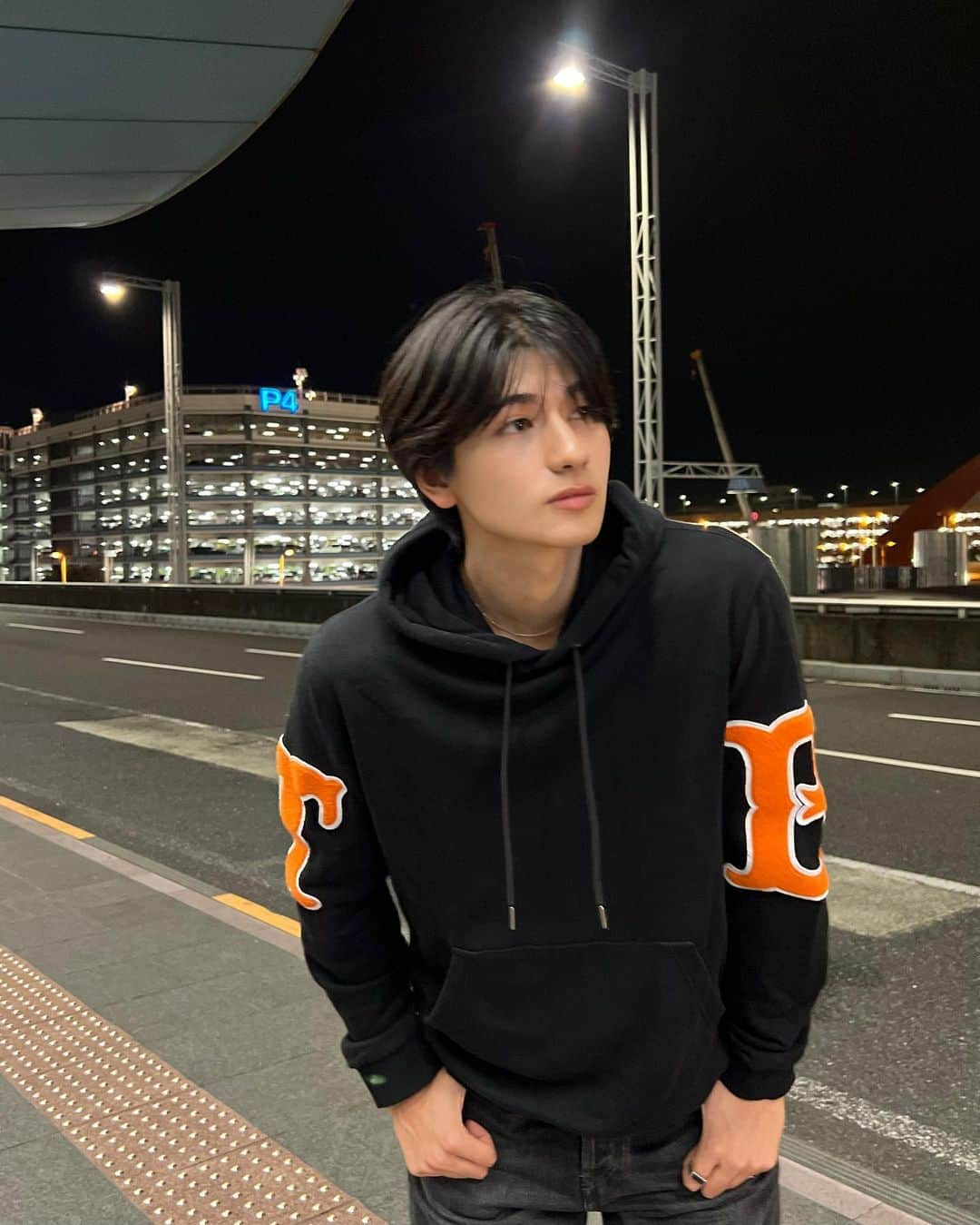 松下剛輝のインスタグラム：「パーカーを着れる気温が1番良いよね  The best temperature to wear a hoodie ・ ・ ・ #burbbery #airport #ootd #ootdfashion」