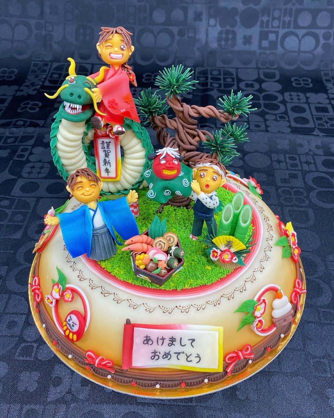 東京ベルエポック製菓調理専門学校さんのインスタグラム写真 - (東京ベルエポック製菓調理専門学校Instagram)「2023/10/30~11/1 年に1度のお菓子の祭典 #ジャパンケーキショー2023 がありました！！✨️  本校からも在校生が6名、 マジパンエコール部門で出展をしました。 この期間のために、数ヶ月マジパン漬け！😌  その中でも、今年も銀賞を受賞することが出来ました！🏅ジャパンケーキショーに挑戦した6名の作品は、学内にて展示しております👏(写真背景ブラックのものです)  また沢山の卒業生も出展にチャレンジをし、パティシエ科卒業の安孫子 @asumi_abiko さんがマジパン部門にて大会会長賞、ピエスアーティスティック部門にて銅賞を受賞しました！おめでとうございます🎉(※掲載許可をいただきUPしてます☺️)  みなさん、本当にお疲れ様でした✨  #東京ベルエポック製菓調理専門学校 #パティシエ #パティシエ科 #パティシエ実践科 #専門学校 #進路 #お菓子作り #専門学生 #製菓実習 #製菓専門学校 #専門学生の日常 #プロを目指す #製菓 #将来の夢 #パティシエの卵 #お菓子作り好きな人と繋がりたい #パティシエール #スイーツ好きな人と繋がりたい #楽しい学校 #製菓学生 #お菓子作り記録 #ベルエポック #スイーツ作り #おかし作り #スイーツ部 #スイーツ男子 #スイーツ女子 #入学案内 #学校案内」11月2日 21時23分 - belleseika