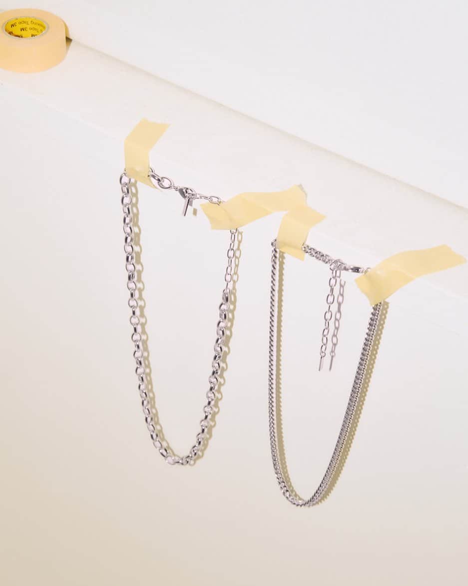 LOVELESS/GUILD PRIME 公式アカウントのインスタグラム：「『UNISEX』 今シーズンもラブレスではパートナーとシェアできるユニセックスなモデルが豊富に登場しています。  リングチェーンネックレス（左） フラットリンクチェーン3WAYネックレス（右）  各¥9,900  ミニマルなデザインのチェーンネックレスと程よいボリューム感の喜平チェーンネックレスの2種類がラインナップ。留め具部分にはブランドロゴがあしらわれていて、シンプルながらも光沢感があるのでスタイル問わず楽しめます。他のネックレスと重ね付けしても◎。喜平チェーンは三重巻きにすることでブレスレットとしても活躍する優れもの。どれもこれからの季節のおしゃれを楽しくしてくれるアイテムに仕上がっていますので、ぜひ一度お手に取ってご覧ください。」