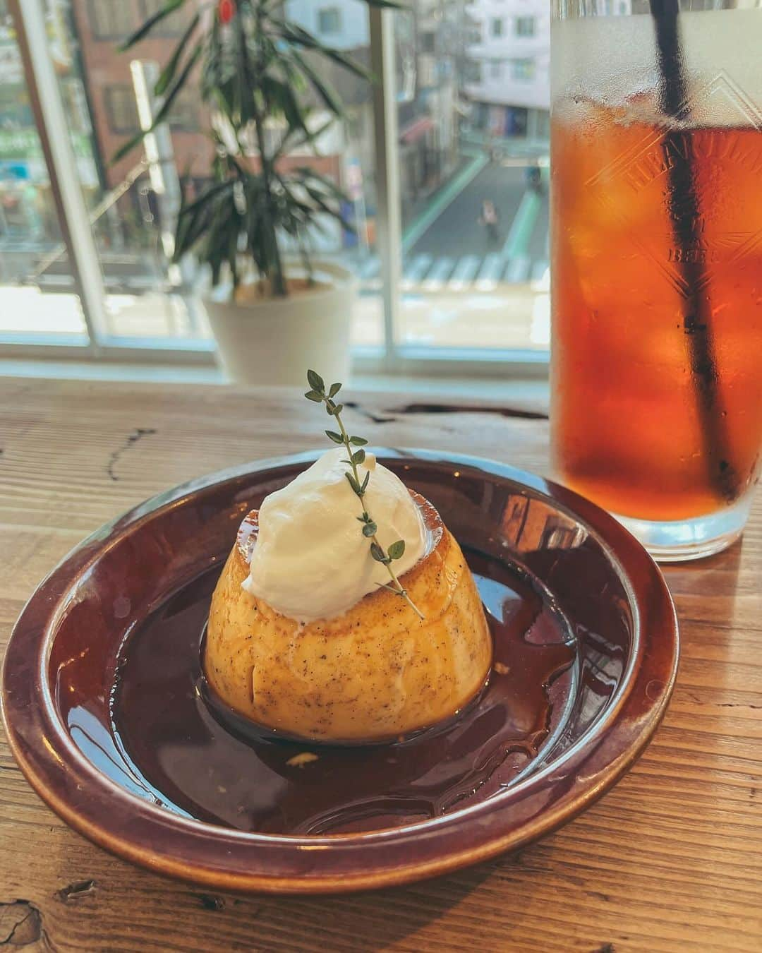 中島愛蘭のインスタグラム：「久しぶりのプリン🍮🥄 外の景色観ながらのソファー席だった🥺🌿.∘」