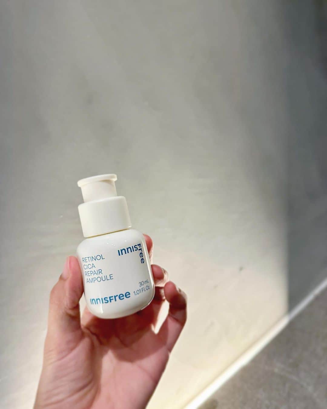 横町ももこさんのインスタグラム写真 - (横町ももこInstagram)「💖  私の夜のルーティンになりつつある  @innisfreejapan のレチノールシカリペアセラム🩵✨  肌トラブル*1 のアルゴリズムを断ち切る処方のレチノール美容液は 乾燥が気になるこれからの季節にありがたい🥹  純粋レチノール(整肌成分)で過剰な皮脂分泌を抑制/角質/毛穴/肌のキメにアプローチしてくれて 髪の毛直径の1/1000より小さいリポソームシカ*2で 保湿成分やCICAがうるおいを効果的に肌へと届けてくれる🕊️  ワンプッシュ式の新パッケージのボトルも使いやすいよ〜😉🩵  *1 乾燥による肌荒れ *2 ヒアルロン酸、セラミドNP、アシアチコシド、マデカシン酸、アシアチン酸 (全て保湿成分)   #PR @innisfreejapan  #innisfreejapan #イニスフリー  #レチノールシカリペアセラム  #レチノール #スキンケア #韓国コスメ #韓国スキンケア #ベスコス #ベストコスメ #スキンケアマニア #コスメマニア #スキンケアアドバイザー #スキンケアフェイシャリスト #ブロガー #インフルエンサー #ママインフルエンサー #フリーランスモデル #横町ももこ」11月2日 21時18分 - momochadayo