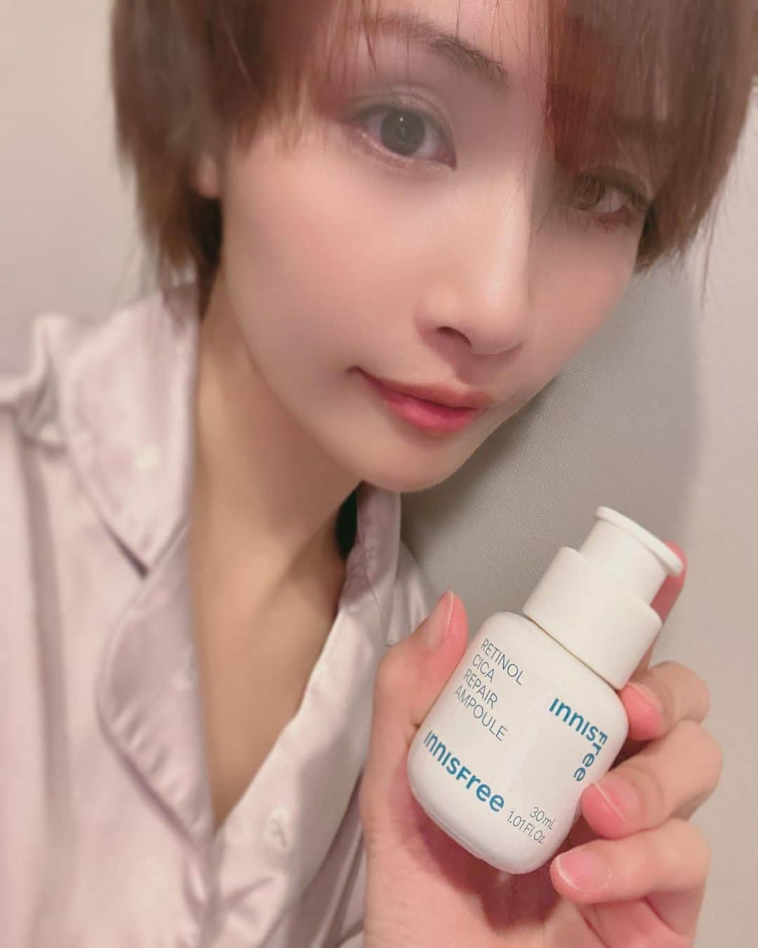 横町ももこさんのインスタグラム写真 - (横町ももこInstagram)「💖  私の夜のルーティンになりつつある  @innisfreejapan のレチノールシカリペアセラム🩵✨  肌トラブル*1 のアルゴリズムを断ち切る処方のレチノール美容液は 乾燥が気になるこれからの季節にありがたい🥹  純粋レチノール(整肌成分)で過剰な皮脂分泌を抑制/角質/毛穴/肌のキメにアプローチしてくれて 髪の毛直径の1/1000より小さいリポソームシカ*2で 保湿成分やCICAがうるおいを効果的に肌へと届けてくれる🕊️  ワンプッシュ式の新パッケージのボトルも使いやすいよ〜😉🩵  *1 乾燥による肌荒れ *2 ヒアルロン酸、セラミドNP、アシアチコシド、マデカシン酸、アシアチン酸 (全て保湿成分)   #PR @innisfreejapan  #innisfreejapan #イニスフリー  #レチノールシカリペアセラム  #レチノール #スキンケア #韓国コスメ #韓国スキンケア #ベスコス #ベストコスメ #スキンケアマニア #コスメマニア #スキンケアアドバイザー #スキンケアフェイシャリスト #ブロガー #インフルエンサー #ママインフルエンサー #フリーランスモデル #横町ももこ」11月2日 21時18分 - momochadayo