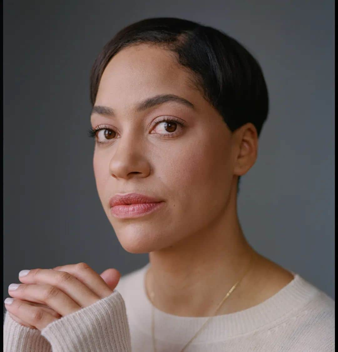 クーシュ・ジャンボのインスタグラム：「✨ It's official! Critically-acclaimed actor, Cush Jumbo OBE, "delighted" to become the first ambassador of mental health and dementia charity, @blgmind.  @CushJumbohere's new role is set to have a big impact. She will not only encourage others to speak out and seek help; but also support the growth of BLG Mind as an independent charity that is keen to meet the growing need for mental health and dementia support.  Cush commented, “I am so delighted and deeply privileged to support the amazing work that BLG Mind does through this new ambassador role. Understanding of mental health has never been more important than now. I’m proud to lend my voice to an organisation that takes these issues so seriously and discusses them with such empathy.”  Ben Taylor, BLG Mind Chief Executive commented,  “We are absolutely thrilled that the multi-talented Cush Jumbo has agreed to become BLG Mind’s first ambassador. It has been so clear from her visits to us that she has a real affinity for and belief in the work that we do, in part informed by her own experiences. Having support from Cush will help us raise the profile of BLG Mind and encourage others to support our valuable services – we look forward to working with her in the months and years ahead.”  👀Watch this space for more Cush Jumbo updates!」