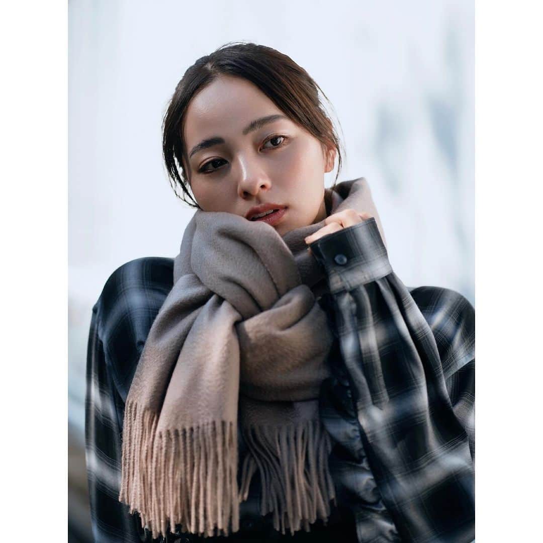 水崎綾女のインスタグラム：「photo time... portraitまた撮ってもらったよ📷 どれか好きなショットある？  🧣 @edward_brown_official  👚 @noisemaker_jpn  📷 @r.ph0923   #photo  #ポートレート #写真 #photooftheday  #photography  #photographer #私服 #ootd #fashion」