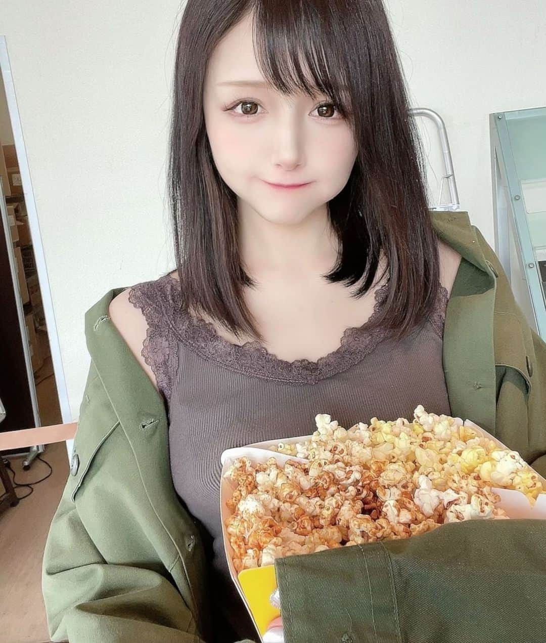 yuu__aaaさんのインスタグラム写真 - (yuu__aaaInstagram)「. . 映画館でポップコーン食べた🍿 キャラメルの濃いやつだけ先に食べちゃうのよくない× .  そろそろ乾燥が気になる季節🥹 乾燥肌つらい . .  #映画館#ポップコーン#秋コーデ #autumnfashion #ヴィンテージ#古着#乾燥肌#肌ケア .」11月2日 21時19分 - yuu__aaa