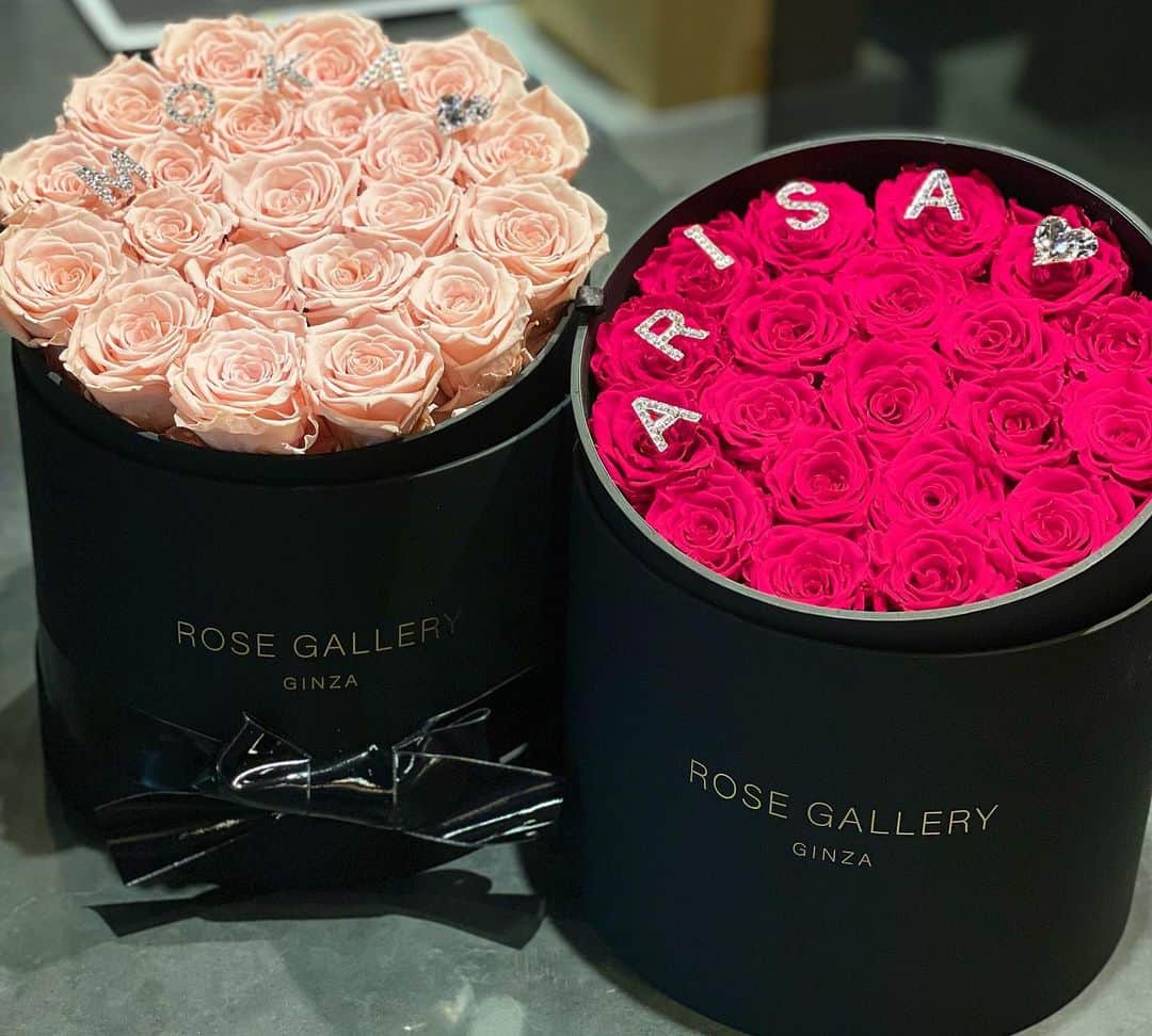 伊東亜梨沙のインスタグラム：「もかぴ🩷happybirthday🩷 お揃いのお花🌹 もかぴが主役なのになんか私の花の主張が強くてごめん🤣 . . #happybirthday #rosegallery」