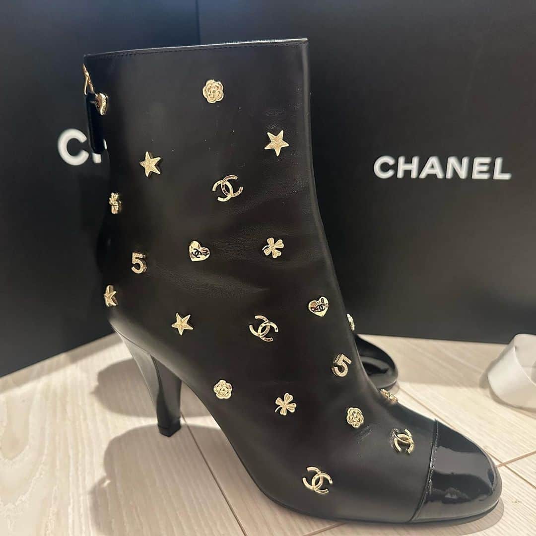 MIURAMAIのインスタグラム：「・ オシャレは足元から👠✨  CHANEL大好きマンに また新たに素敵なショートブーツを 与えてくださりました🥹🥹  マジで値段きいてびびったけど デザイン唯一無二で可愛すぎる😭🤍  色々とうまくいかなくて 落ち込んでたけどしばらく頑張れそう🥹  ありがとうございます😭🤍  優しくて麻衣をよく見てくれてる ほんとに大切な人からのプレゼント🎁  #chanel #なんでもない日のプレゼント」