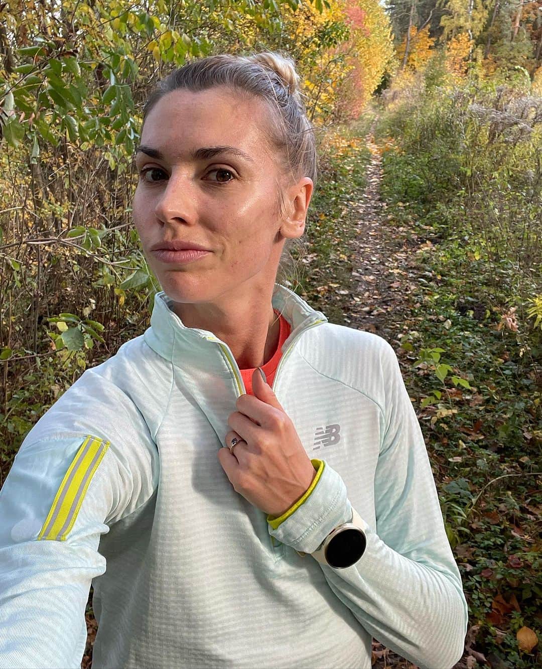 イガ・バウムガルトのインスタグラム：「Kto by pomyślał, że trening w lesie może przynieść mi tyle satysfakcji 🥰  Ciekawostka: najczęściej na treningu biegania wytrzymałości biegam bez muzyki :) a wiem, że bardzo dużo ludzi biega w słuchawkach, czyli jestem dziwna 😝  #współpracareklamowa #polarpolska #newbalance #nomakeup #selfie #running」