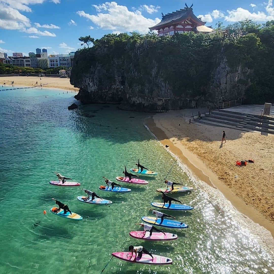 田中律子のインスタグラム：「第26回日本サップヨガ協会公認指導者養成講座🏄🌞 @japansupyogaassociation   沖縄波の上ビーチサップ　@naminouesup のご協力のもと、今回もサップヨガ指導者養成講座、座学と実技をみっちり行いました📕📝🏄  アスリートセーブジャパン🇯🇵 @athlete.save.japan のAED講習、体幹トレーニング、ロープワーク🪢、潮位、風速、風向、波高、さまざまな海のリスクを学びます🙌🏼海のアクティビティは危険と隣り合わせ☝🏼リスクを回避する力が必要になります🌊  海でたくさん遊び、五感で自然を味わう✨マインドフルネスで、今ここを感じる🤩  この空、この太陽、この波、素晴らしい自然環境に感謝して、サップヨガをたくさんの人に体験してもらえるよう、私たちはサップヨガのインストラクターの育成を続けていきます🏄  座学会場協力 @sup_ring_finger   #日本サップヨガ協会  #supyoga  #supyogateachertraining  #第26回日本サップヨガ協会公認指導者養成講座  #波の上ビーチサップ  #リングフィンガー」