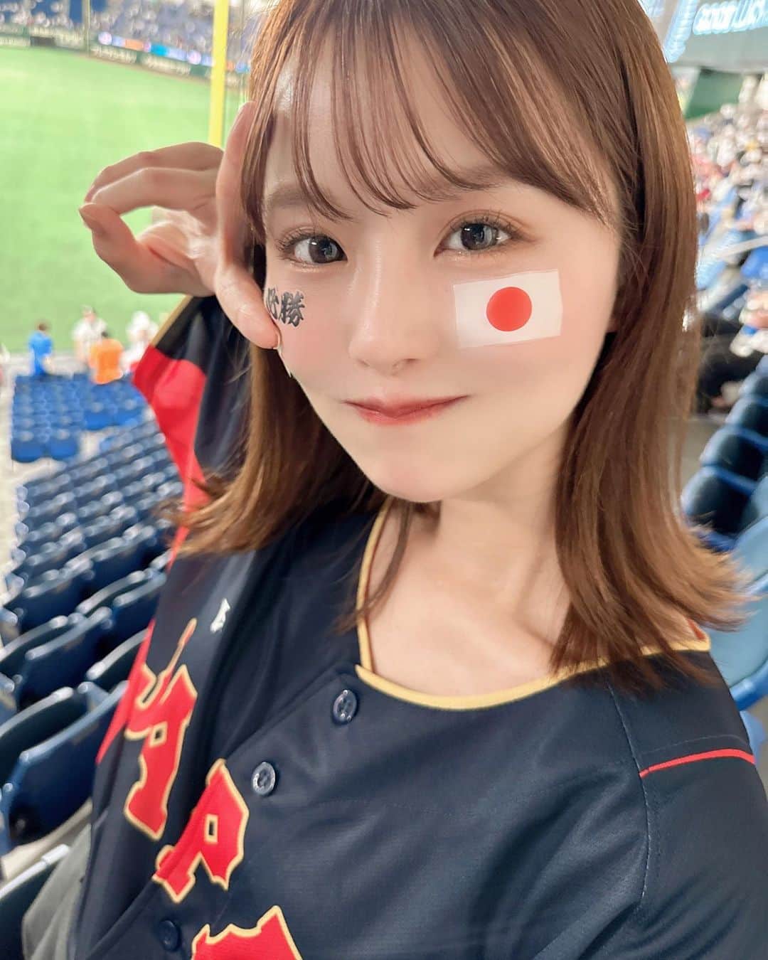 吉田恵美のインスタグラム：「日本シリーズ毎日おもしろすぎません？！？！  #プロ野球 #日本シリーズ #来年は頼みます」