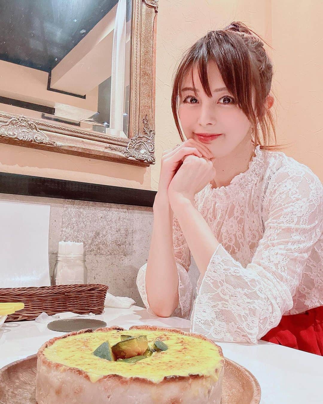 satomiさんのインスタグラム写真 - (satomiInstagram)「🎃🧀 ・ ウェーイ👏☺️ パンプキンシカゴピザ🎃！ これを知ってから普通のピザのチーズ量じゃ物足りなくなりました笑 ・ ほんと美味しい😋 蜂蜜で味変もできるよ🫧 ・ 期間限定さつまいもシカゴピザもあるみたい！ 食べたい人行こうーー🍠 ・ よくSnowManの番組で見かけるね！  📍@ark.2nd  #シカゴピザ  #パンプキンシカゴピザ  #ハロウィン #新宿グルメ  #新宿ランチ  #新宿ディナー  #東京シカゴピザ  #インスタ映えグルメ  #さつまいもシカゴピザ #期間限定グルメ  #Chicagopizza #歌舞伎町グルメ #歌舞伎町 #行列グルメ #数量限定 #さつまいもダイエット #さつまいも　好きすぎる❤️ #スノーマン #SnowMan #深澤辰哉 #目黒蓮」11月2日 21時26分 - saatoomii47