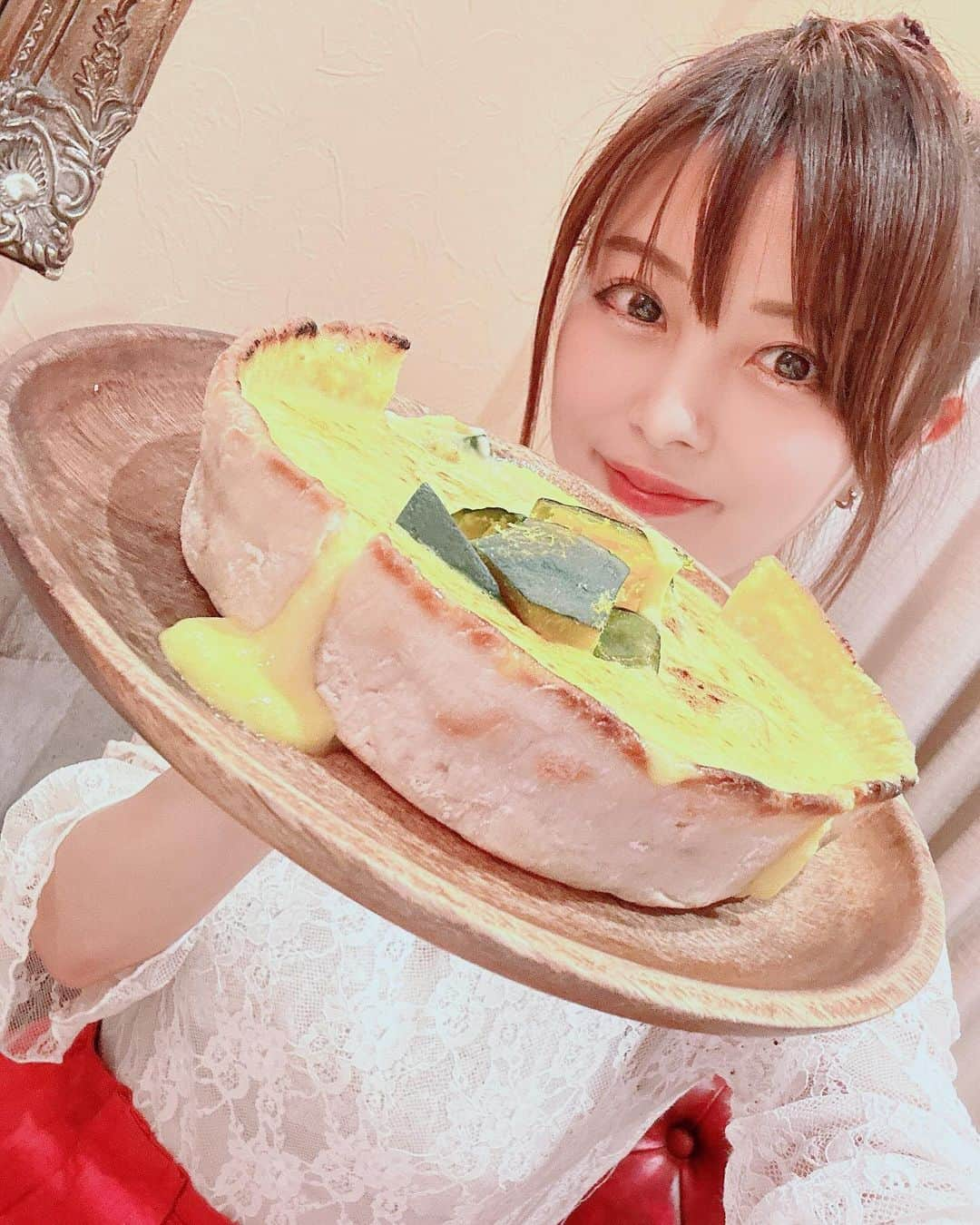 satomiさんのインスタグラム写真 - (satomiInstagram)「🎃🧀 ・ ウェーイ👏☺️ パンプキンシカゴピザ🎃！ これを知ってから普通のピザのチーズ量じゃ物足りなくなりました笑 ・ ほんと美味しい😋 蜂蜜で味変もできるよ🫧 ・ 期間限定さつまいもシカゴピザもあるみたい！ 食べたい人行こうーー🍠 ・ よくSnowManの番組で見かけるね！  📍@ark.2nd  #シカゴピザ  #パンプキンシカゴピザ  #ハロウィン #新宿グルメ  #新宿ランチ  #新宿ディナー  #東京シカゴピザ  #インスタ映えグルメ  #さつまいもシカゴピザ #期間限定グルメ  #Chicagopizza #歌舞伎町グルメ #歌舞伎町 #行列グルメ #数量限定 #さつまいもダイエット #さつまいも　好きすぎる❤️ #スノーマン #SnowMan #深澤辰哉 #目黒蓮」11月2日 21時26分 - saatoomii47