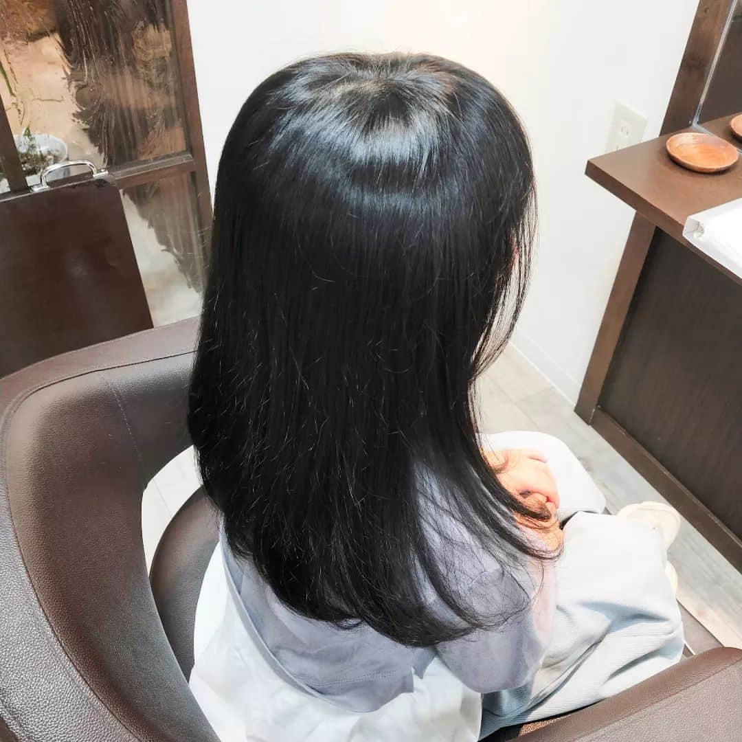 IMAGINE-hairのインスタグラム：「いつもありがとうございます😌  ✄お客様スタイル✄  ☆お子様スタイル☆  小学校３年生✨  普段はクセでくるくるなるけど、今日はブローでストレート仕上げ😊  スタイリング 👉ブロー、クリーム仕上げ  メニュー 👉カット　¥6,600- → 学割 ¥4,620-  秋山はこんな美容師です。 ✄30代、40代、50代のお客様から支持して頂いてます。 ✄ショートスタイル、ボブスタイルが大得意です。カット技術には自信あるので、まとまりやすく朝のスタイリングを楽にします。 ✄生えグセ、髪質、頭の形等をしっかり見て、顔の黄金比に合わせて小顔小頭スタイルにします。 ✄かれこれ20年。髪質、ヘアスタイル、頭皮の事等どんな悩みもお任せ下さい。  IMAGINEは、こんな方におすすめのヘアサロンです ❁トップをふんわりさせたい方 ❁つむじ割れが気になる方 ❁毎日のスタイリングを楽に決まるようにしたい方 ❁パサつき、ぺたんこ、うねり、頭皮トラブルなど大人女性のお悩みを持たれてる方 ❁小顔、小頭にしたい方  IMAGINEでは、、、 ・髪の毛、頭皮の様々なお悩みを解消します。 ・パサつき、ぺたんこ、うねり、細毛、抜け毛など大人女性のお悩みもお任せ下さい。 ・日本で唯一のパーマでぺたんこ、つむじ割れを解消します。 ・毎日のスタイリングが楽になるように傷めずまとまり長持ちするヘアスタイルを提供します。 ・顔、頭の黄金比(美しく見えるバランス)をベースに小顔、小頭のヘアスタイルにします。  【IMAGINE天神橋店の料金】 ❁カット　¥6,600 ❁カット＋ファイバープレックスカラー　¥15,950 ❁カット＋ファイバープレックスカラー＋トリートメント　¥20,570 ❁根元ふんわりパーマ＋カット　¥14,850 ❁つむじ割れ解消ポイントパーマ＋カット　¥11,550 ❁酸性ナチュラルストレート＋カット　¥18,150  【アクセス】 〒530-0041 大阪市北区天神橋３−６−２２ TEL  ０６−６３５１−８０２０  詳しくはホームページをご覧ください www.imagine-hair.com  【定休日】毎週月曜日、第2,3,5火曜日  【受付時間】 　【火】12：30～18：00 　【水−土】10：00～18：30 　【日・祝】10：00～17：30  ご予約や気になる方、メニューなどのご相談は お電話(０６−６３５１−８０２０)もしくはDMからお気軽にご連絡下さい❁¨̮   #ショート#ショートヘア#ショートヘアスタイル#ボブ#ボブショート#ショートボブ#ボブヘア#パーマヘアスタイル#インナーカラー#デジタルパーマ#ストレートパーマ#メンズパーマ#ファイバープレックス#つむじ割れ解消#つむじ#脱白髪染め#ハイライト#30代ヘア#40代ヘア#50代ヘア#天神橋美容室#天満美容室#南森町美容院#天神橋美容院#天満#南森町#扇町#天神橋#天神橋筋商店街」