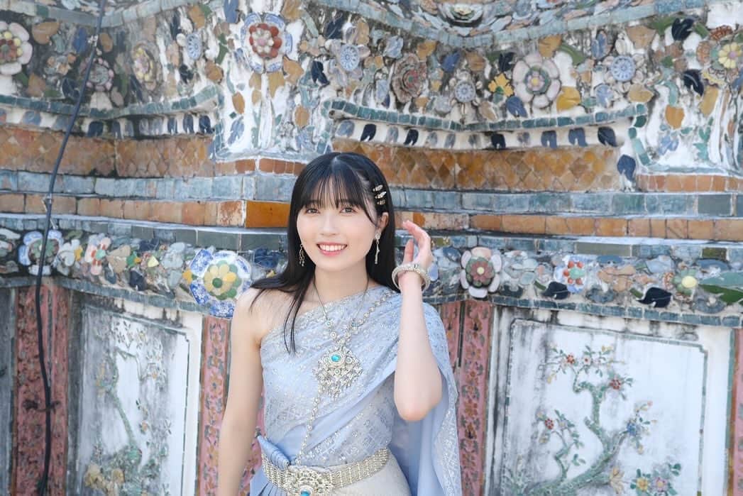 BEYOOOOONDSさんのインスタグラム写真 - (BEYOOOOONDSInstagram)「.  タイでのチカちゃんと シーズニングスお姉さんたち！🫶🏻  それぞれ自分で衣装の色選んだんだよ〜 みんな似合ってて素敵！♡  ｢Thai-Japan Iconic Music Fest 2023｣ 配信は11/5(日)21:00まで⚠︎ たくさん見てねー(^^)  最近は #ビヨスパイ に向けて稽古の日々です！ みんなとっても頑張ってます！  是非ビヨちゃんに向けて 応援コメントお待ちしています🥹❤️‍🔥  東京と大阪公演あるので、 是非チェックお願いします！  #ココロのカメラ #BEYOOOOONDS #前田こころ」11月2日 21時28分 - beyooooonds_official