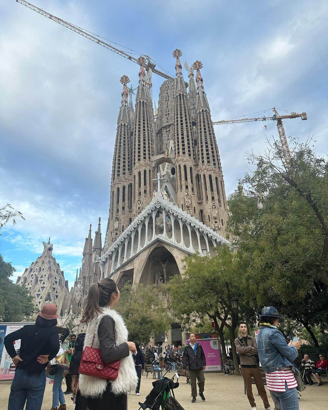 松本明子さんのインスタグラム写真 - (松本明子Instagram)「・ ドイツの次はスペインへ✈️ EU間は国内線扱いになるのかな？今回の旅で４回乗ったけど定刻通りに出発した事一回もなかった😂遅れても、ごめんちゃい😛みたいなノリで最後に自動アナウンス流れるだけ笑 そう考えたら日本の航空会社って素晴らしいね🥲 そんなこんなでスペインはバルセロナへ🇪🇸 サグラダファミリアが目の前に見えるホテルに泊まりました✨本当に目の前😝 こんなに凄いのに、まだまだ完成していないらしいです笑 夜も綺麗やったな〜♡ ・ #spain#barselona #スペイン#スペイン旅行 #バルセロナ#バルセロナ旅行 #ヨーロッパ #ヨーロッパ旅行 #sagradafamilia #サグラダファミリア #153cmコーデ」11月2日 21時28分 - ata_1026