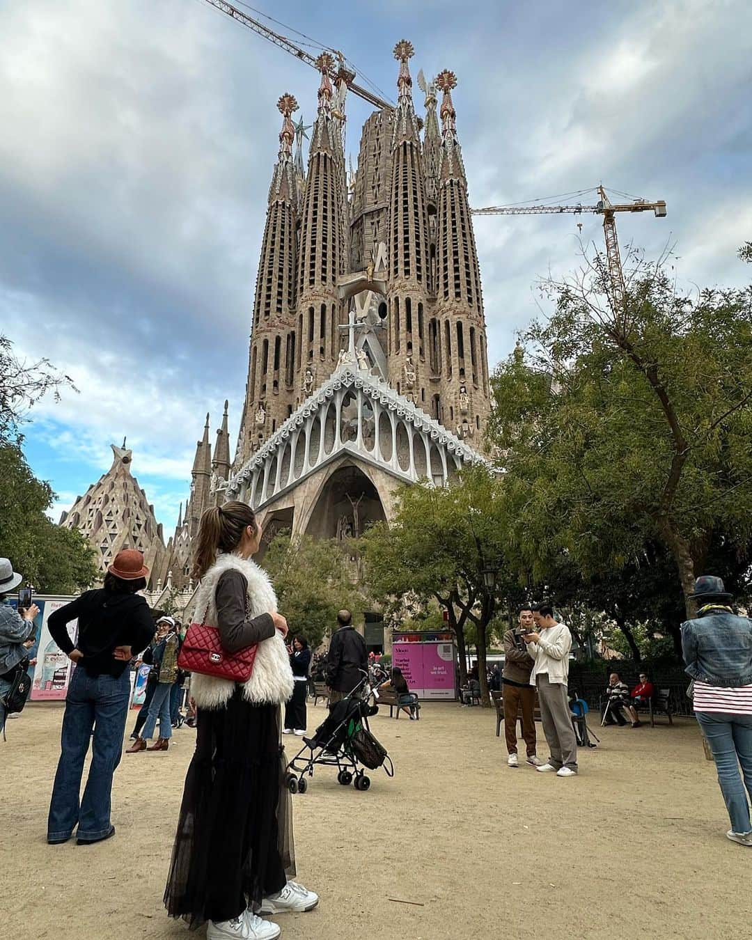 松本明子さんのインスタグラム写真 - (松本明子Instagram)「・ ドイツの次はスペインへ✈️ EU間は国内線扱いになるのかな？今回の旅で４回乗ったけど定刻通りに出発した事一回もなかった😂遅れても、ごめんちゃい😛みたいなノリで最後に自動アナウンス流れるだけ笑 そう考えたら日本の航空会社って素晴らしいね🥲 そんなこんなでスペインはバルセロナへ🇪🇸 サグラダファミリアが目の前に見えるホテルに泊まりました✨本当に目の前😝 こんなに凄いのに、まだまだ完成していないらしいです笑 夜も綺麗やったな〜♡ ・ #spain#barselona #スペイン#スペイン旅行 #バルセロナ#バルセロナ旅行 #ヨーロッパ #ヨーロッパ旅行 #sagradafamilia #サグラダファミリア #153cmコーデ」11月2日 21時28分 - ata_1026