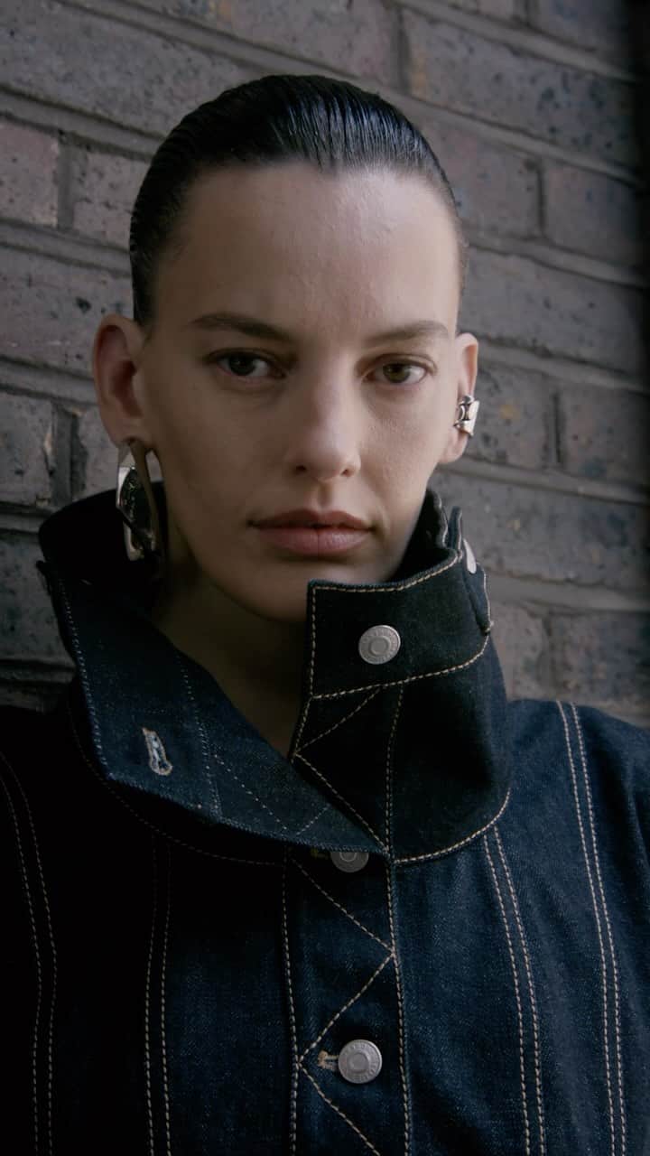 アレキサンダー・マックイーンのインスタグラム：「New season Denim  The anatomy of denim is dissected for #McQueenAW23. Architectural and twisted, the classic workwear fabric is reimagined in extreme silhouettes.   Discover the collection via the link in bio.  Video by @EbbaHult Track: Neurons by @roblewiscomposer Music Director: John Gosling」