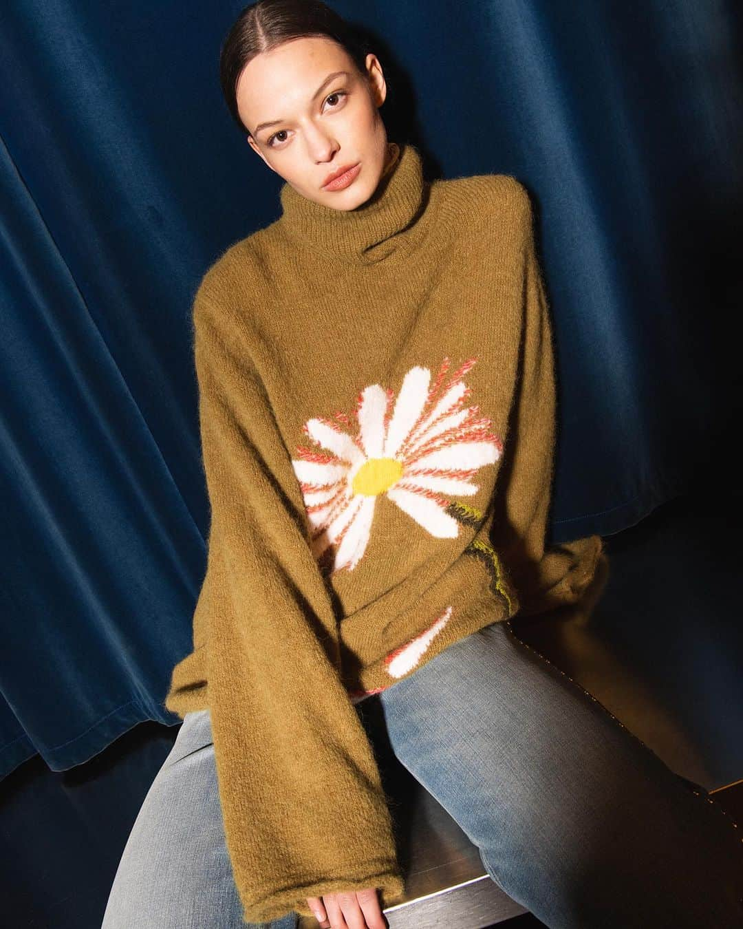 シューマッハのインスタグラム：「Just In: Cozy Statement Knits  NEW ARRIVALS: GEAR UP FOR WINTER WITH THESE COZY KNIT STAPLES   #discovernow #newin #NoHoldingBack #knits #cozyknits #dorotheeschumacher @dorotheeschumacher   Model: Virag Takacs @virag.takacs19 | Carolinne Prates @carolinneprates | Caroline Knudsen @carolineknudsen_ Film: Sergei Antonov @antonovision | Video Assistant: Nicola Catellani @nicolacattelan  @psartistsmanagement) Photo: Sami Nakari @Sami_oliver_nakari | Roberta Beschi @robypeach Make Up Artist: Mette Schou @mette.schou Hair Stylist: Lasse Pedersen @Lasbas DOP: Christian Angl @christian_angl Light: Axel Heumisch」