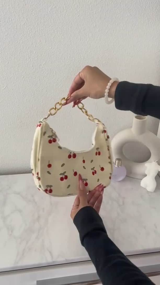 SHEINのインスタグラム：「This bag haul is so baddie coded 👜👛🔥 Which picks from @mo.dioxazine are your PURSEonal favorite? 👇  🔗:https://shein.shop/gy898xo  #SHEIN #SHEINforAll #SHEINstyle #fashion #chic #saveinstyle」