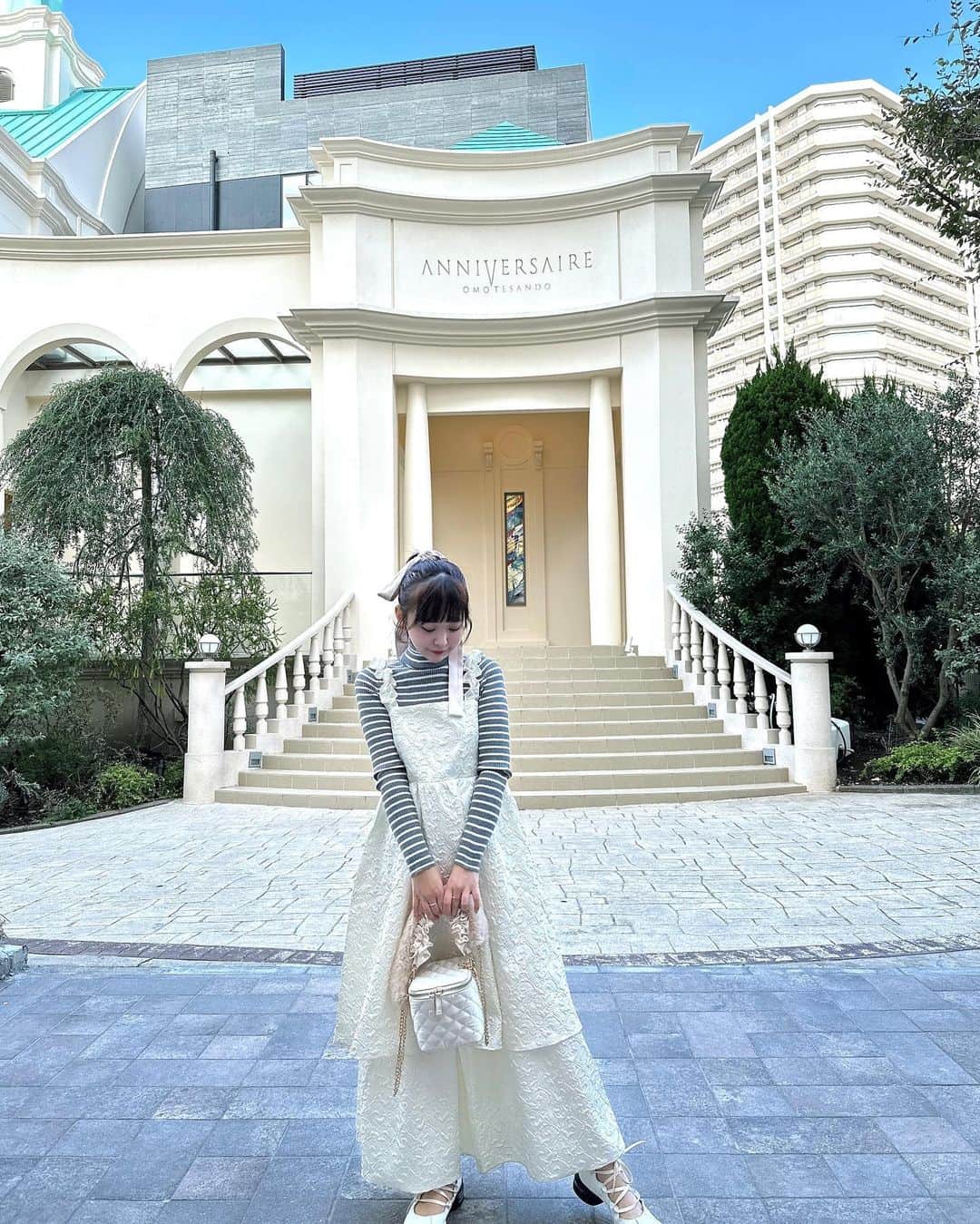 平松可奈子さんのインスタグラム写真 - (平松可奈子Instagram)「🤍💭CHATON🤍💭  お気に入りのコーデ。 CHATONは オールシーズン着られて サイズ調整も可能なのに 締め付けがなく リラックスして着られて ロング丈にも短丈でも着られる。 付属スカートはニットワンピースの 下に履いたりユニセックスの下にはいても使えちゃうのです❕  自分の作ったお洋服で こんなにもときめくなんて 幸せです…😭💭🤍🩷  現在、伊勢丹新宿POPUP中💕 こちらのラベンダーが 限定カラーとして登場してます☺️ せいらさんのPICUPアイテムに シャトンのホワイトが選んで頂いていたり、最近はフルーツジッパーさんのMVにも衣装として登場してます…♡ 残りわずかなのでお急ぎください❄️  来店イベントは土日です。 沢山のお客様に @chouette_latte  のお洋服が みてもらえますように🌙  #シュエラテ　 #anniversairecafe  #低身長コーデ  #epine  #大人girly #リボンアレンジ  #foundrymews  #kanacofashion」11月2日 21時41分 - 11kanaco14