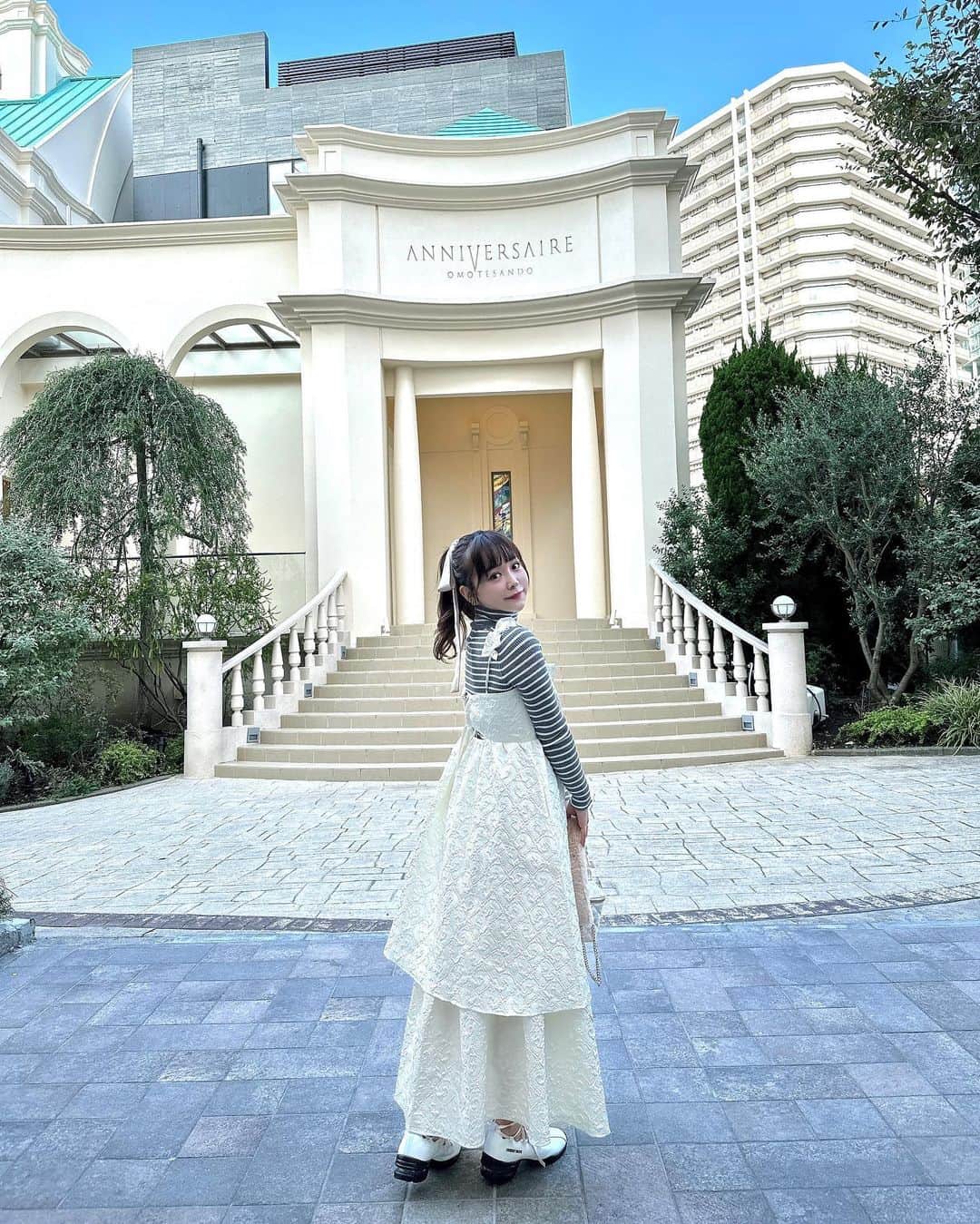 平松可奈子さんのインスタグラム写真 - (平松可奈子Instagram)「🤍💭CHATON🤍💭  お気に入りのコーデ。 CHATONは オールシーズン着られて サイズ調整も可能なのに 締め付けがなく リラックスして着られて ロング丈にも短丈でも着られる。 付属スカートはニットワンピースの 下に履いたりユニセックスの下にはいても使えちゃうのです❕  自分の作ったお洋服で こんなにもときめくなんて 幸せです…😭💭🤍🩷  現在、伊勢丹新宿POPUP中💕 こちらのラベンダーが 限定カラーとして登場してます☺️ せいらさんのPICUPアイテムに シャトンのホワイトが選んで頂いていたり、最近はフルーツジッパーさんのMVにも衣装として登場してます…♡ 残りわずかなのでお急ぎください❄️  来店イベントは土日です。 沢山のお客様に @chouette_latte  のお洋服が みてもらえますように🌙  #シュエラテ　 #anniversairecafe  #低身長コーデ  #epine  #大人girly #リボンアレンジ  #foundrymews  #kanacofashion」11月2日 21時41分 - 11kanaco14