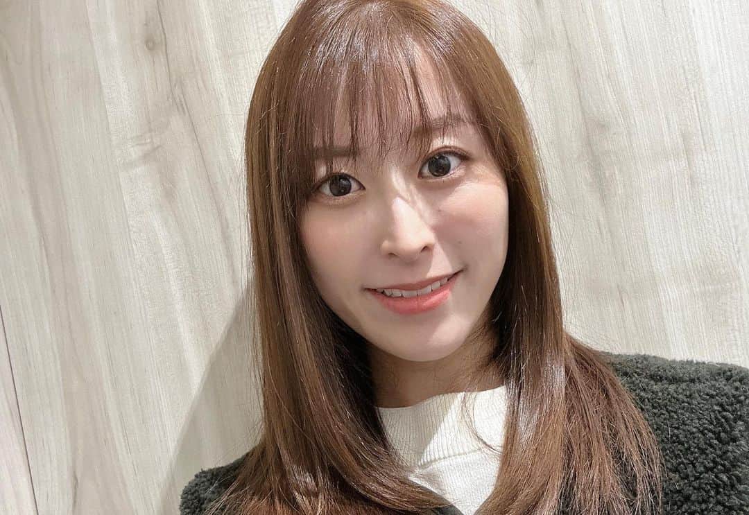 山崎聡子のインスタグラム：「人生で一番明るい髪色…😳🩵 ちょっとの期間、楽しみます！！！」