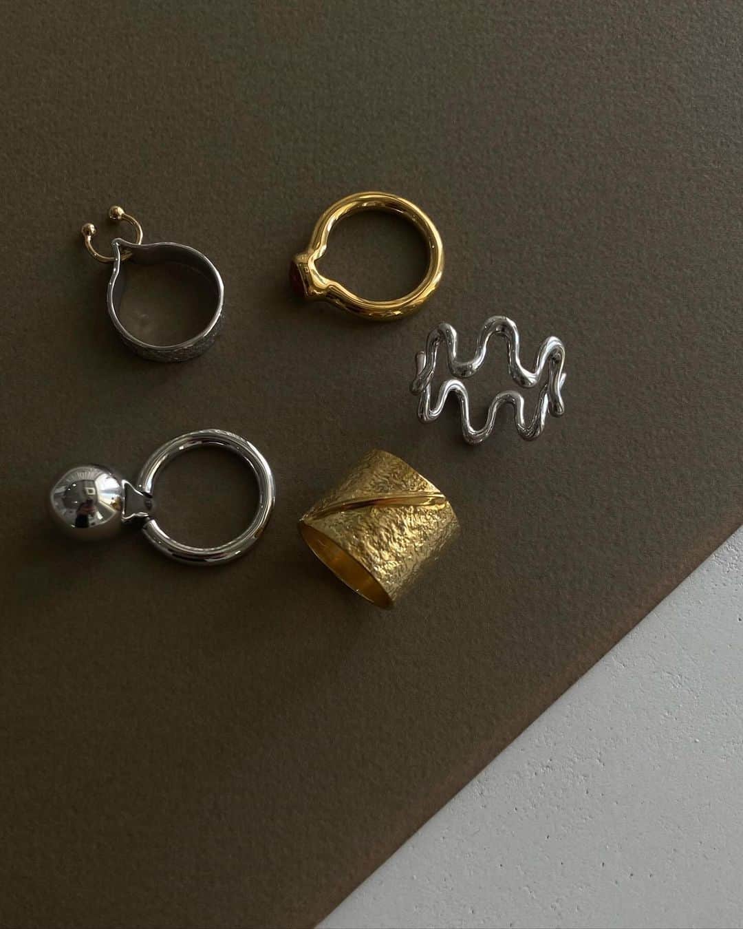 un by Tomoyo Yoshidaのインスタグラム：「_ 直営店 11.18 sat - 11.27 mon OPEN 13:00 - 20:00」