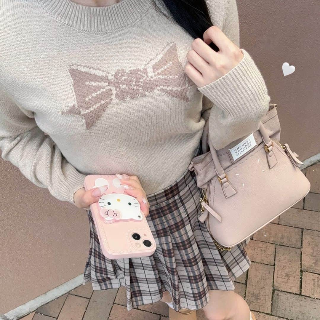 ayaさんのインスタグラム写真 - (ayaInstagram)「👢🤎🚖🎗️  SHEINの秋服をたくさんget^. .^🍂 @shein_japan  秋はブラウンやキャメルが 着たくなるけどあまり持っていなかったので 挑戦しやすいSHEINで 気になるもの選んでみた🚏♡  今30万点以上の注目アイテムが さらに安くなってるよ🍋  クーポンコード入力するだけで もっとお得にお買い物できるので、 ぜひ使ってください〜🌙！ 𓊆 クーポンコード：BFPJP126𓊇 わたしも毎回必ず使ってる✍🏻  ┈┈┈┈┈┈┈┈┈┈┈┈┈  🤍商品ID／サイズ  2枚目 👚22637110(M) 🧦12924321 👢12249415 (23.5)  3枚目 👚23649289 (S)  4枚目 👚14637588 👖14445867(S)  5枚目 👚20234617(M)  6枚目 👚19907347(S) 👖17619521(S)  7枚目 👢23078584(23.5)  ┈┈┈┈┈┈┈┈┈┈┈┈┈  🤎💛@sheinofficial 『試すたび、好きが見つかる。 届くたび、好きが増えてく。』  #PR #SHEIN #SHEIN1111sale #SHEINGoodFinds #SHEINforAll  #loveshein #saveinstyl #DazyHyunA#シーイン #シーイン購入品 #SHEIN購入品」11月2日 21時35分 - xxayapink