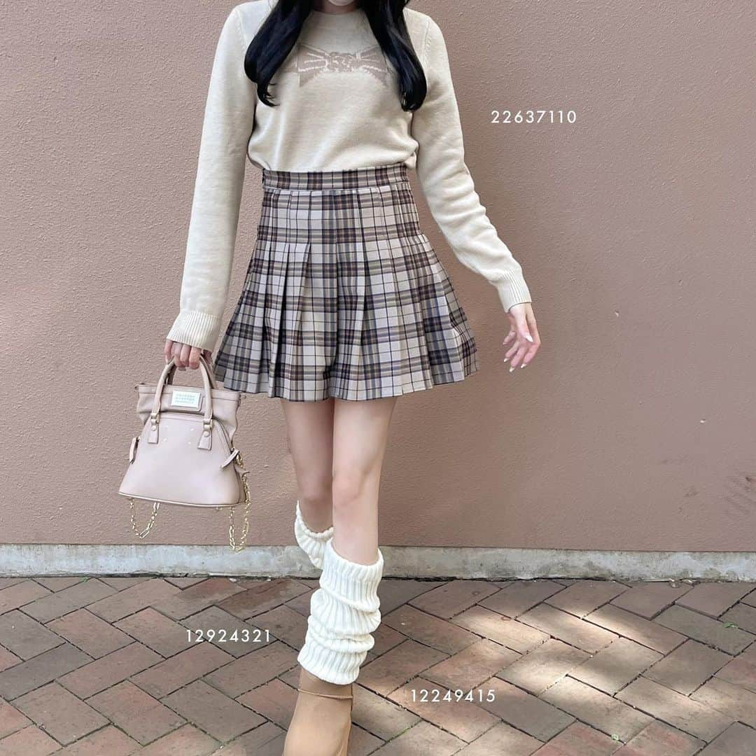 ayaさんのインスタグラム写真 - (ayaInstagram)「👢🤎🚖🎗️  SHEINの秋服をたくさんget^. .^🍂 @shein_japan  秋はブラウンやキャメルが 着たくなるけどあまり持っていなかったので 挑戦しやすいSHEINで 気になるもの選んでみた🚏♡  今30万点以上の注目アイテムが さらに安くなってるよ🍋  クーポンコード入力するだけで もっとお得にお買い物できるので、 ぜひ使ってください〜🌙！ 𓊆 クーポンコード：BFPJP126𓊇 わたしも毎回必ず使ってる✍🏻  ┈┈┈┈┈┈┈┈┈┈┈┈┈  🤍商品ID／サイズ  2枚目 👚22637110(M) 🧦12924321 👢12249415 (23.5)  3枚目 👚23649289 (S)  4枚目 👚14637588 👖14445867(S)  5枚目 👚20234617(M)  6枚目 👚19907347(S) 👖17619521(S)  7枚目 👢23078584(23.5)  ┈┈┈┈┈┈┈┈┈┈┈┈┈  🤎💛@sheinofficial 『試すたび、好きが見つかる。 届くたび、好きが増えてく。』  #PR #SHEIN #SHEIN1111sale #SHEINGoodFinds #SHEINforAll  #loveshein #saveinstyl #DazyHyunA#シーイン #シーイン購入品 #SHEIN購入品」11月2日 21時35分 - xxayapink