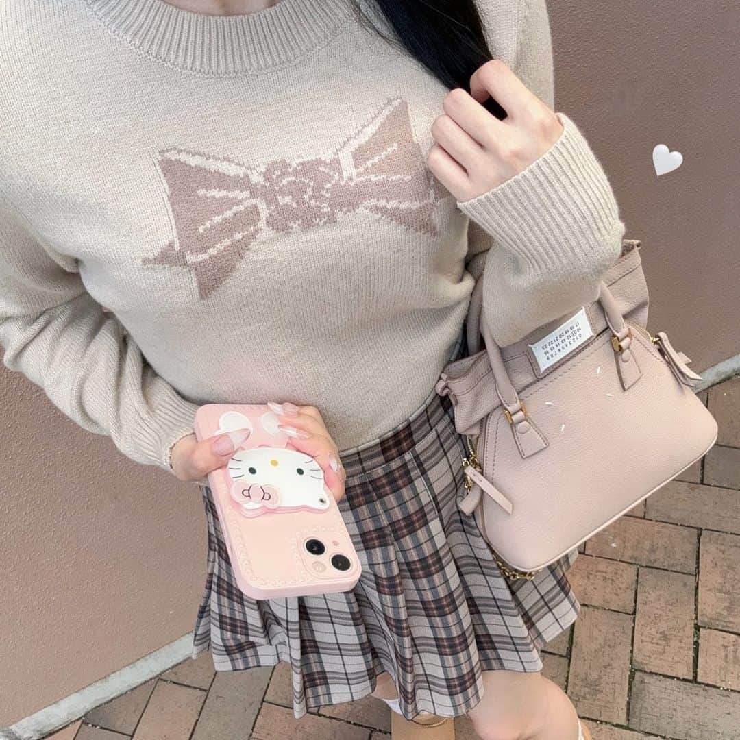 ayaのインスタグラム：「👢🤎🚖🎗️  SHEINの秋服をたくさんget^. .^🍂 @shein_japan  秋はブラウンやキャメルが 着たくなるけどあまり持っていなかったので 挑戦しやすいSHEINで 気になるもの選んでみた🚏♡  今30万点以上の注目アイテムが さらに安くなってるよ🍋  クーポンコード入力するだけで もっとお得にお買い物できるので、 ぜひ使ってください〜🌙！ 𓊆 クーポンコード：BFPJP126𓊇 わたしも毎回必ず使ってる✍🏻  ┈┈┈┈┈┈┈┈┈┈┈┈┈  🤍商品ID／サイズ  2枚目 👚22637110(M) 🧦12924321 👢12249415 (23.5)  3枚目 👚23649289 (S)  4枚目 👚14637588 👖14445867(S)  5枚目 👚20234617(M)  6枚目 👚19907347(S) 👖17619521(S)  7枚目 👢23078584(23.5)  ┈┈┈┈┈┈┈┈┈┈┈┈┈  🤎💛@sheinofficial 『試すたび、好きが見つかる。 届くたび、好きが増えてく。』  #PR #SHEIN #SHEIN1111sale #SHEINGoodFinds #SHEINforAll  #loveshein #saveinstyl #DazyHyunA#シーイン #シーイン購入品 #SHEIN購入品」