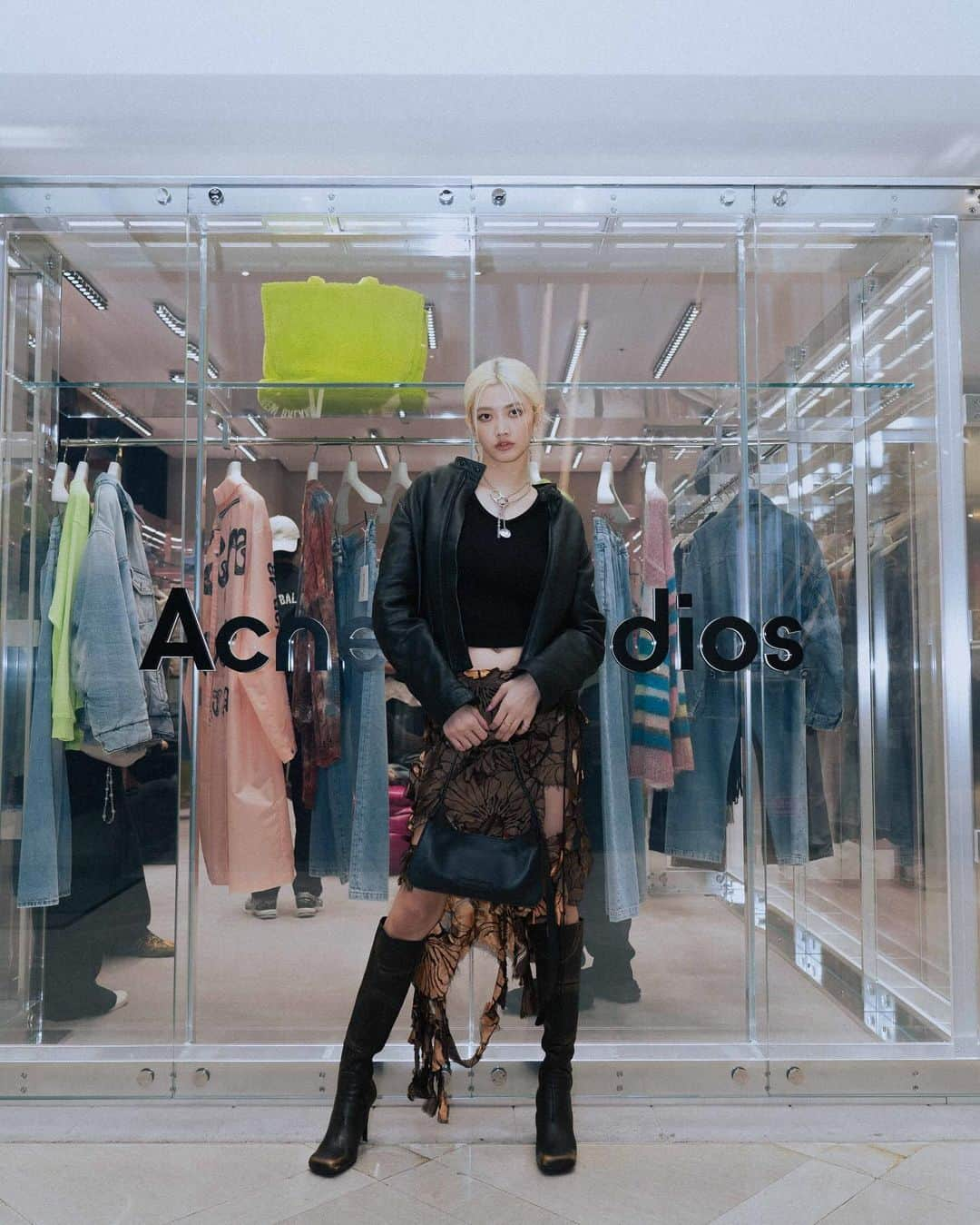 イーホア・ウーさんのインスタグラム写真 - (イーホア・ウーInstagram)「超喜歡的ACNE STUDIOS 終於在台灣開店了💗 這一季的東西實在都太好看，是時候跟錢錢說再見了，因為要把錢錢變成喜歡的東西穿在身上了😆 特別感謝 @acnestudios & @itscherryliu 的邀請ʚ♡⃛ɞ  ACNE STUDIO : 台北信義新光三越A9  💄 & 💇🏼‍♀️ @hikari.chang @febeh 👗 @acnestudios (total look) 📸 @jacksonyodalin  #ihuawu #ihuaootd #伍壹工作室 #ACNEStudios」11月2日 21時36分 - _ihua_