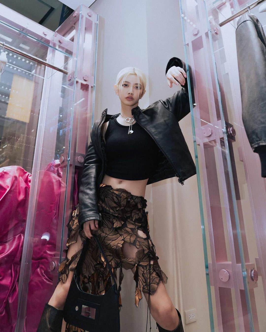 イーホア・ウーのインスタグラム：「超喜歡的ACNE STUDIOS 終於在台灣開店了💗 這一季的東西實在都太好看，是時候跟錢錢說再見了，因為要把錢錢變成喜歡的東西穿在身上了😆 特別感謝 @acnestudios & @itscherryliu 的邀請ʚ♡⃛ɞ  ACNE STUDIO : 台北信義新光三越A9  💄 & 💇🏼‍♀️ @hikari.chang @febeh 👗 @acnestudios (total look) 📸 @jacksonyodalin  #ihuawu #ihuaootd #伍壹工作室 #ACNEStudios」