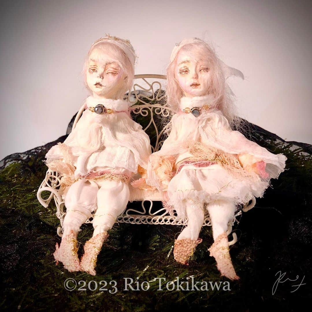 時川りおさんのインスタグラム写真 - (時川りおInstagram)「Kyrie and Fuga, singing too little prayer songs.  Fuga" (left) "Kyrie" (right) 2023 14cm resin, oil, old cloth, mohair　 3,500yen(Fuga is already sold)  Resin head painted in aurora color, which was also used in the main work, and dressed in antique cloth and silk. Image of a choir.  Each hat is embroidered with initials on the back.  †††††††††††  Kyrie et Fuga あまりにも小さな祈りの歌  左「Fuga」右「Kyrie」 2023 14cm 樹脂、油彩、古布、モヘア　 ¥3,500-(Fugaは売約済)  樹脂ヘッドにメイン作品でも使用したオーロラ色の塗装を施し、アンティーク布や絹の衣装を着せました 聖歌隊のイメージ。  帽子の後ろにはそれぞれイニシャルの刺繍を入れました。 軽くて連れ歩きに向いてる子。    #人形  #craftart  #newcontemporaryart #originaldoll 　  #doll 　#fantasyart　#創作人形　#ドール　#artdoll #sculpture #ドール服　#dollclothes #resindoll  #riotokikawa」11月2日 21時36分 - riotokikawa_doll