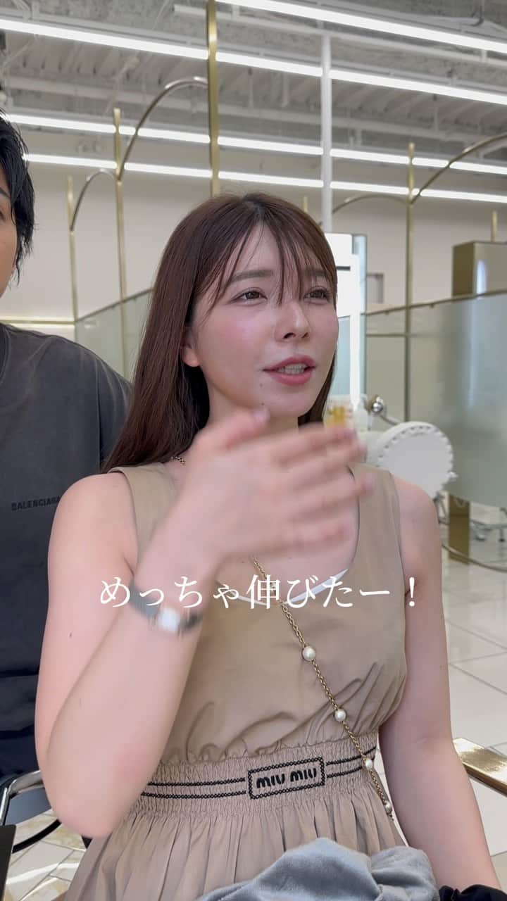 高橋英昇のインスタグラム：「前髪短めにしたい方必見です🙆‍♀️ オーダーの際に保存してお使いください✨ ˗˗˗˗˗˗˗˗˗˗˗˗˗˗˗˗˗˗˗˗˗˗˗˗˗˗˗˗˗˗˗˗˗˗˗˗˗˗ ⁡ ◌ @eisho_coa  ⁡ 前髪顔周りのどんな悩みも 是非ご相談下さい✨ ⁡ ☑︎流し前髪だけど要望と違う ☑︎前髪顔周りを切られすぎる ☑︎顔周りがなくて困っている ☑︎前髪が巻きづらく上手くいかない ☑︎変な毛がいつも前髪に出てくる ☑︎扱いづらくて困っている ☑︎おでこが狭くて悩んでいる ⁡ などなど 少しでも気になることは全てお聞かせ下さい✨ メモ持ってきても大丈夫です📝 ⁡ ˗˗˗˗˗˗˗˗˗˗˗˗˗˗˗˗˗˗˗˗˗˗˗˗˗˗˗˗˗˗˗˗˗˗˗˗˗˗ ⁡ ⁡ ◌ 料金 ◌ ・カット ¥8800 ・カット 𓂃 トリートメント ¥12100 ・カット 𓂃 カラー ¥17600 ・カット 𓂃 カラー 𓂃 トリートメント ¥22000 ⁡ ※初回のみ指名料+¥3300かかります。 2回目以降は指名料無料です。 ⁡ ⁡ 𓂃 よくあるご質問 𓂃 ⁡ ⁡ Q . 予約はどうしたらいいですか？ ⁡ ✎ プロフィールのURLからお待ちしております✨ ⁡ ⁡ Q . 場所はどちらですか？ ⁡ ✎ 東京都中央区銀座6-13-9 GIRAC GINZA 7F 【銀座駅5分、東銀座駅から徒歩3分】 ⁡ ⁡ Q . 投稿に可愛い子しか載っていないですが、 私が行っても大丈夫ですか？ ⁡ ✎もちろん大丈夫です。 僕のお客様は【3歳〜74歳】の 子連れ様から老若男女幅広いの方が ご来店してくださっております。 女性は必ず可愛くします！ 実は男性のカットも得意です。 最近ご紹介もかなり多いです✨ ⁡ Q . どんな美容師？ ⁡ ✎ お話するのが好きです✨ ただ施術中は技術に没頭する時があり その時はあまり話さなくなります✂︎ ⁡ Q . カウンセリングはしっかりしてもらえますか？ ⁡ ✎もちろんです！ 前髪顔周りの生え際、癖毛、割れめ、こめかみ、 頬骨、えら、丸顔、面長、りんかく などのお悩みもしっかりカウンセリングさせて頂いてから 施術に入らせて頂きますのでご安心ください✨ ⁡ ⁡ カットは【前髪】【ロングレイヤー】 が好きですが、 ミディアム、ボブ、ショート、 メンズカットも好きです。 巻きも得意なので、 知りたい方はなんでもお伝えします✨ ⁡ カラーはブリーチなしのワンカラーで 【艶感】【透明感】【くすみ感】が出るように 300種類以上の中から 独自の配合で調合しております。 ⁡ ストレートはダメージを最小限で抑えられるように かなりこだわっています！ 微アルカリ〜弱酸領域の範囲で施術するので 基本的に【ヘアカラー】と同時施術が可能です✨ ⁡ トリートメントはできるだけ長持ちできるように 【手触り】【質感】にこだわっています！ あとはアウトバスのヘアケアも重要なので 興味ある方はしっかり説明しています✨ ⁡ パーマは最近持ちの良いデジタルパーマが好きです。 熱処理する事で普通のパーマより持ちが良くなります。 僕の使う薬剤は基本的にダメージを最小限でかけるので コテを使って巻いても大丈夫です。 巻かなくても普段のスタイリングはかなり楽になります✨ ⁡ #銀座　#千葉　#前髪カット　#顔周りカット　#小顔カット　#おくれ毛カット　#顔周り　#前髪　#シースルーバング　#かきあげ前髪　#小顔に見える顔周り #小顔カット #似合わせカット　#おくれ毛　#前髪顔周り似合わせ」