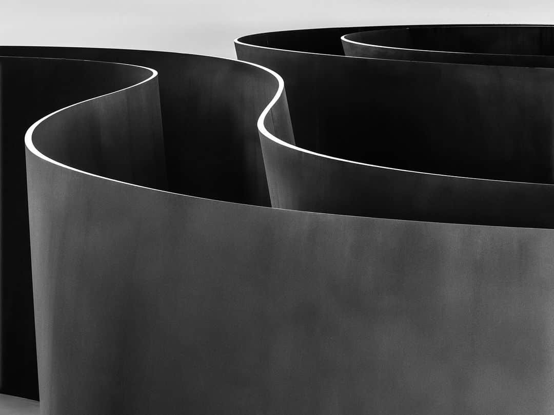 のインスタグラム：「Wishing a happy birthday to Richard Serra, who was born on this day, November 2, in San Francisco! To celebrate, we're highlighting the book, "Richard Serra: Transmitter," which was published on the occasion of the 2021 exhibition of the same name at Gagosian, Le Bourget.  "Transmitter" measures 4 meters in height, 17.7 meters in width, and 18.2 meters in length, and was installed in the gallery’s vast main exhibition space, which was formerly an airplane hangar. Alongside extensive photography of the sculpture reproduced in black and white, the bilingual publication features a new text by art historian Maria Stavrinaki that tracks Serra’s long sculptural practice through three formal, temporal, and political moments. Tap the image to order a copy from Gagosian Shop (@shopgagosian).  __________ #RichardSerra #Gagosian Richard Serra, "Transmitter," 2020 © 2022 Richard Serra/Artists Rights Society (ARS). Photos: Hélène Binet (@binet.helene)」