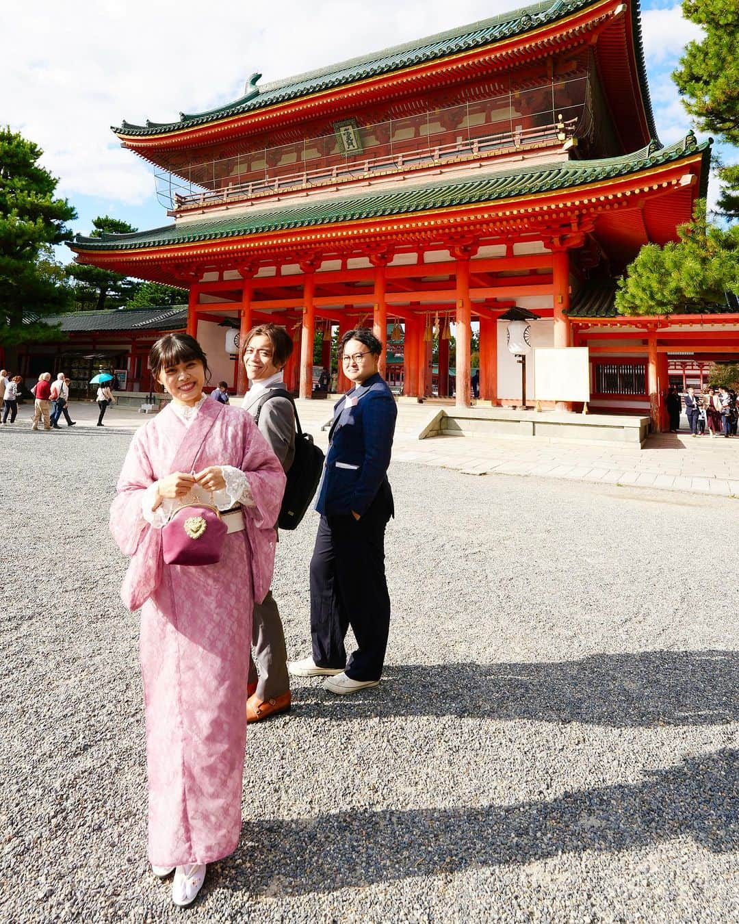 シュアン（施鈺萱）さんのインスタグラム写真 - (シュアン（施鈺萱）Instagram)「🏄‍♀️💍💒 很開心很開心能參與Mao跟Hiroki的人生大事！ 從跨年到衝浪 也跟Hiroki玩在一起🥰💓 謝謝衝浪讓我們變得很要好💓 期待以後能一起製造更多回憶🥳  結婚典禮也像個YouTuber創作者的同學會 見到好久不見的大家好開心😍 還有交到好多Mao的朋友 結婚典禮、披露宴、二次會、三次會、四次會 玩到凌晨4點！ 參加好參加滿😆😆😆 最後還聽到兩位分享準備結婚典禮的辛苦 但真的辦的超好的  恭喜Mao x Hiroki結婚！！  ———————-  Maoの大事な結婚式に参加できて本当に嬉しい！ サーフィンや一緒にカウントダウンしていて、 ヒロキも仲良くなって サーフィンに感謝だね🥰 また一緒遊ぼうね！！！  結婚式はYouTuberの同窓会みたいで、 久しぶりのみんなに会えて嬉しかった🥰 また新しいMaoの友達とも仲良くなって、すごく楽しかった🥳  結婚式から、披露宴、二次会、三次会、四次会 私が全部参加してたから 朝4時まで4人で夜食😆😆😆 色々結婚式を準備の大変さも聞けて 改めて素敵な結婚式を準備してくれてありがとう💓💒💍  ご結婚おめでとう㊗️  #京都着物レンタル #京都レンタル着物 #着物レンタル京都 #着物コーデ #着物 #和服  #結婚式 #MaomaoTV #台湾出身YouTuber #日台結婚式 #国際結婚 #和服體驗 #平安神宮 #平安神宮會館 #京都 #kyoto #Japan #在日台灣人YouTuber #在日台灣人 #施鈺萱 an #在日台灣人YouTuber #在日台灣人 #施鈺萱」11月2日 21時37分 - ts_hsuan