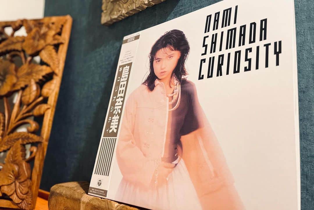 島田奈央子のインスタグラム：「11/3レコードの日に、懐かしい私のアルバム『Curiousity』がアナログ盤で再発されます！  これは、6枚目のアルバムです。 松本隆さんや原田真二さんなどの有名な作家の方々に書いて頂いた作品で、時を超えて評価頂き、本当に嬉しいです。 収録曲の「見つめているのに」は、イギリスなど海外のクラブやラジオ番組でもかかっているそうです。  私自身もアルバムタイトルのきっかけになった「Curiousity Girl」を作詞してます。  レコード会社さんから届いたアルバムを聴いて、懐かしく思っています。再発にも当時と同じようにブックレットが付いているんですねー。感動。  詳細、ご予約はコチラ https://www.hmv.co.jp/news/article/230724137/ 聴いて頂けたら嬉しいです♪」