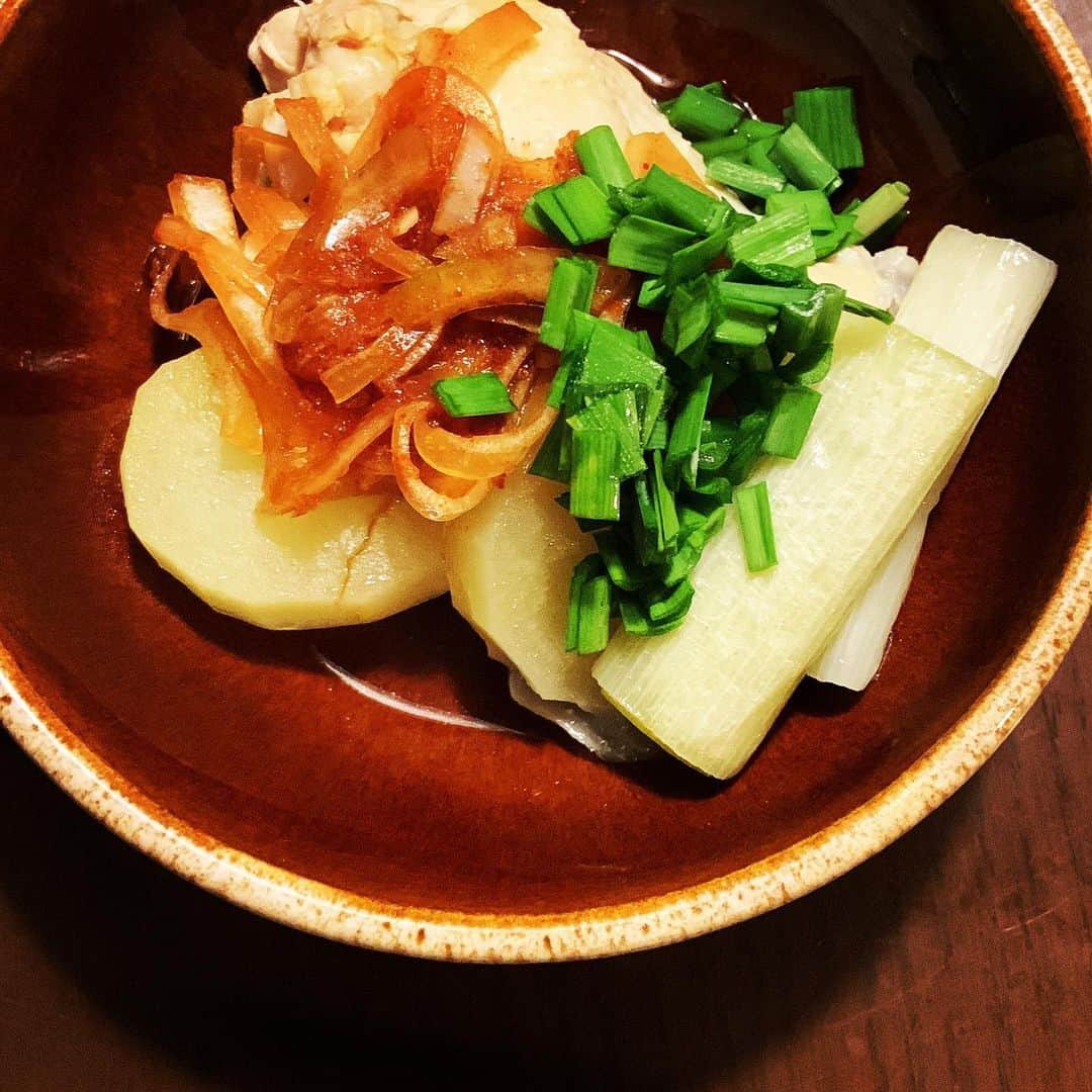 志摩有子さんのインスタグラム写真 - (志摩有子Instagram)「今夜はタッカンマリ。いつもは簡単に手羽中を使っていたのだが、韓国料理の師匠　@spikeandlove に骨付きのモモ肉を使うとよいとアドバイスをもらって、作ってみたら、これがまぁ美味しい。いつもより格段に旨みがアップ。モモ肉はしっとり、ほろりとほどけてとろけるように柔らかに。玉ねぎとニラ入のタレでいくらでも食べられちゃう。スープを含んだじゃがいもや長ネギ、トッポギもいい感じ。〆はうどん！  #タッカンマリ #おうち鍋」11月2日 21時39分 - ariko418