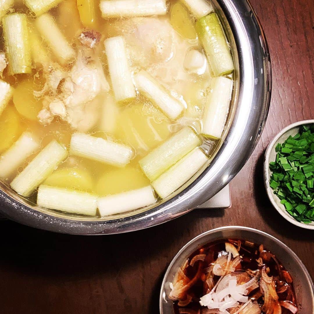 志摩有子さんのインスタグラム写真 - (志摩有子Instagram)「今夜はタッカンマリ。いつもは簡単に手羽中を使っていたのだが、韓国料理の師匠　@spikeandlove に骨付きのモモ肉を使うとよいとアドバイスをもらって、作ってみたら、これがまぁ美味しい。いつもより格段に旨みがアップ。モモ肉はしっとり、ほろりとほどけてとろけるように柔らかに。玉ねぎとニラ入のタレでいくらでも食べられちゃう。スープを含んだじゃがいもや長ネギ、トッポギもいい感じ。〆はうどん！  #タッカンマリ #おうち鍋」11月2日 21時39分 - ariko418