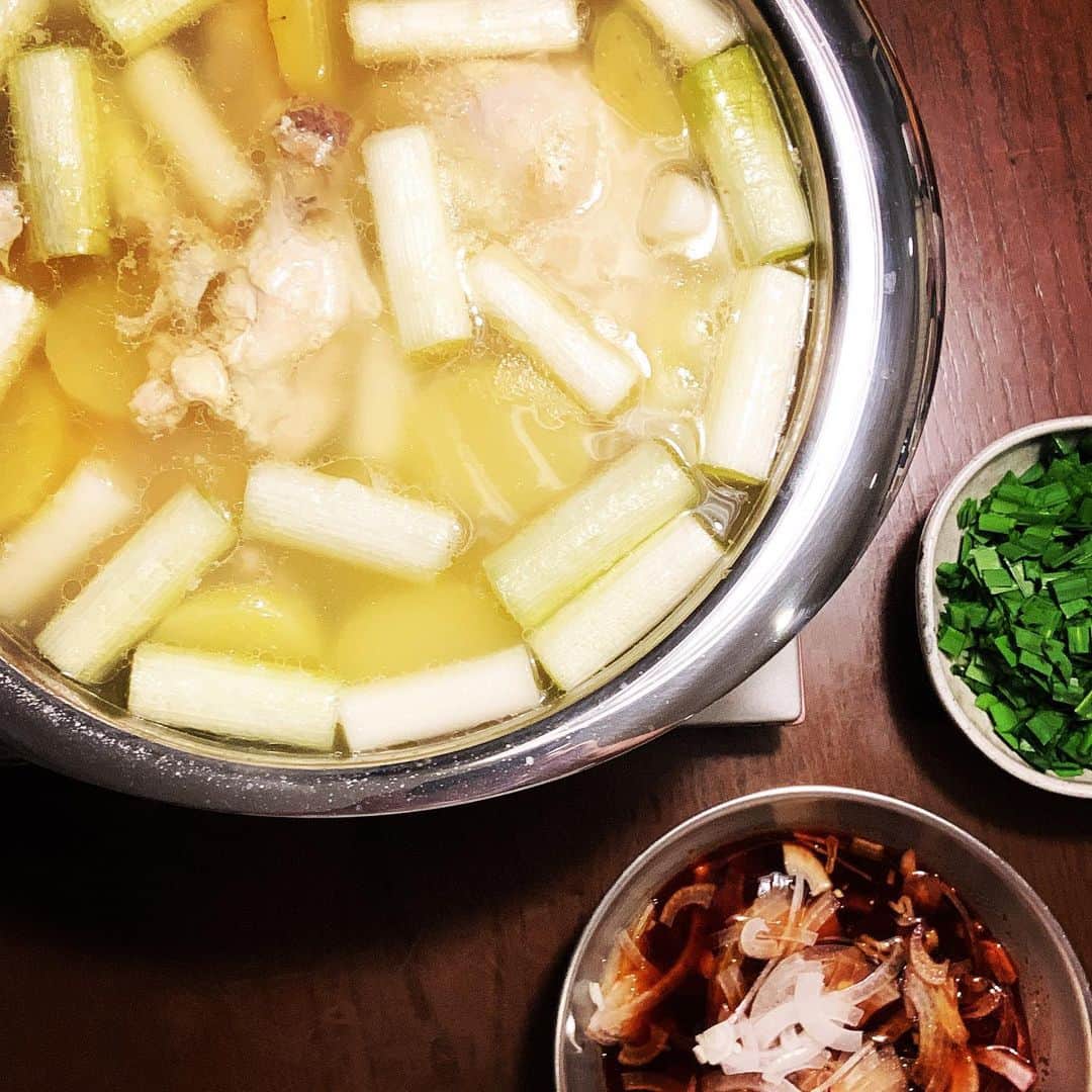 のインスタグラム：「今夜はタッカンマリ。いつもは簡単に手羽中を使っていたのだが、韓国料理の師匠　@spikeandlove に骨付きのモモ肉を使うとよいとアドバイスをもらって、作ってみたら、これがまぁ美味しい。いつもより格段に旨みがアップ。モモ肉はしっとり、ほろりとほどけてとろけるように柔らかに。玉ねぎとニラ入のタレでいくらでも食べられちゃう。スープを含んだじゃがいもや長ネギ、トッポギもいい感じ。〆はうどん！  #タッカンマリ #おうち鍋」