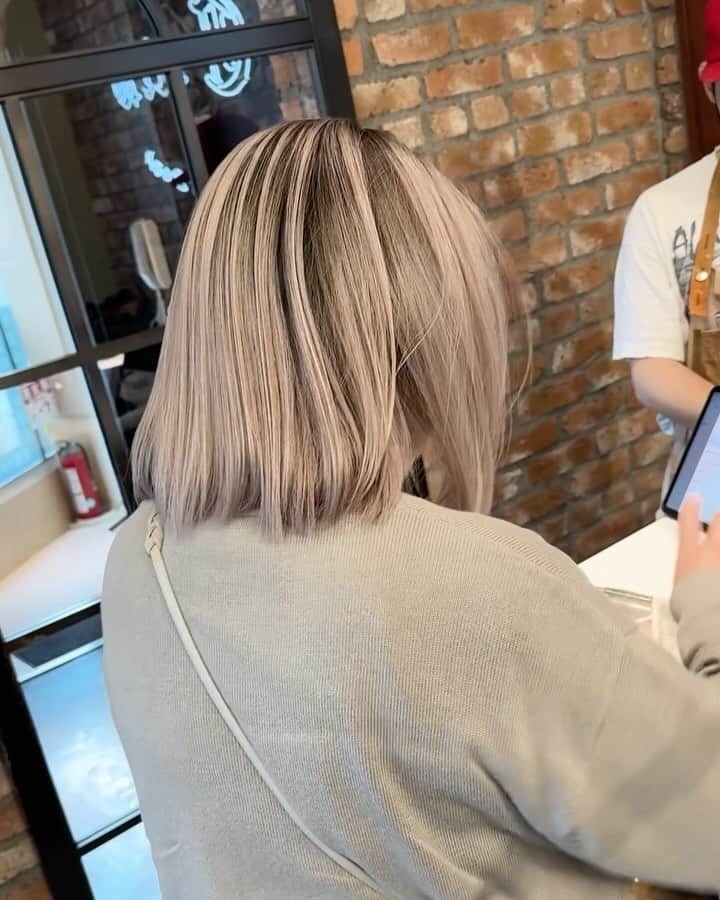 桑原 大貴/原宿店のインスタグラム：「フルブリーチ飽きてしまった方にもオススメです🤲 ・  ・ 12月は半分以上埋まってきました🙇 ・  #ブロンドヘアー  #ブロンド #blondhair #olaplex #balayageartists #ホワイトヘアー #ホワイトベージュ #ケアブリーチ #ハイトーンカラー #bleachhair #ボブスタイル #外国人風ヘアー #グラデーション #バレイヤージュ #gradationcolor #balayage #balayageombre #balayagehighlights #Whitecolor #ブロンドヘアー #抜きっぱなしブリーチ  #ホワイトブロンド #ホワイトブリーチ #外国人風ハイライト」
