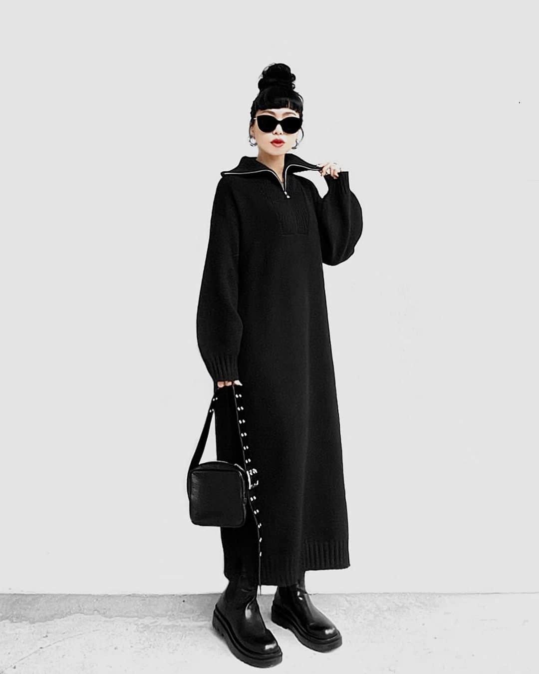 lve_xxxxのインスタグラム：「. .  𝗔𝗶  𝘀𝗲𝗹𝗲𝗰𝘁 𝗡𝗘𝗪 𝗔𝗥𝗥𝗜𝗩𝗔𝗟 𝟮𝟬𝟮𝟯.𝟭𝟭.𝟭𝟮 𝟮𝟬:𝟬𝟬  ▪︎ 𝐇𝐚𝐥𝐟 𝐳𝐢𝐩 𝐤𝐧𝐢𝐭 𝐥𝐨𝐧𝐠 𝐨𝐧𝐞-𝐩𝐢𝐞𝐜𝐞  シンプルだけど、デザイン性のある モードハーフジップワンピ🖤🫶  ゆったりサイズで体型カバー出来て コーデこれ一つで完成するやつ✌️  とりあえず、黒のワンピって 重宝するやつだと思う！  寒がりさんもこれ、ぬくいよ！笑  .」