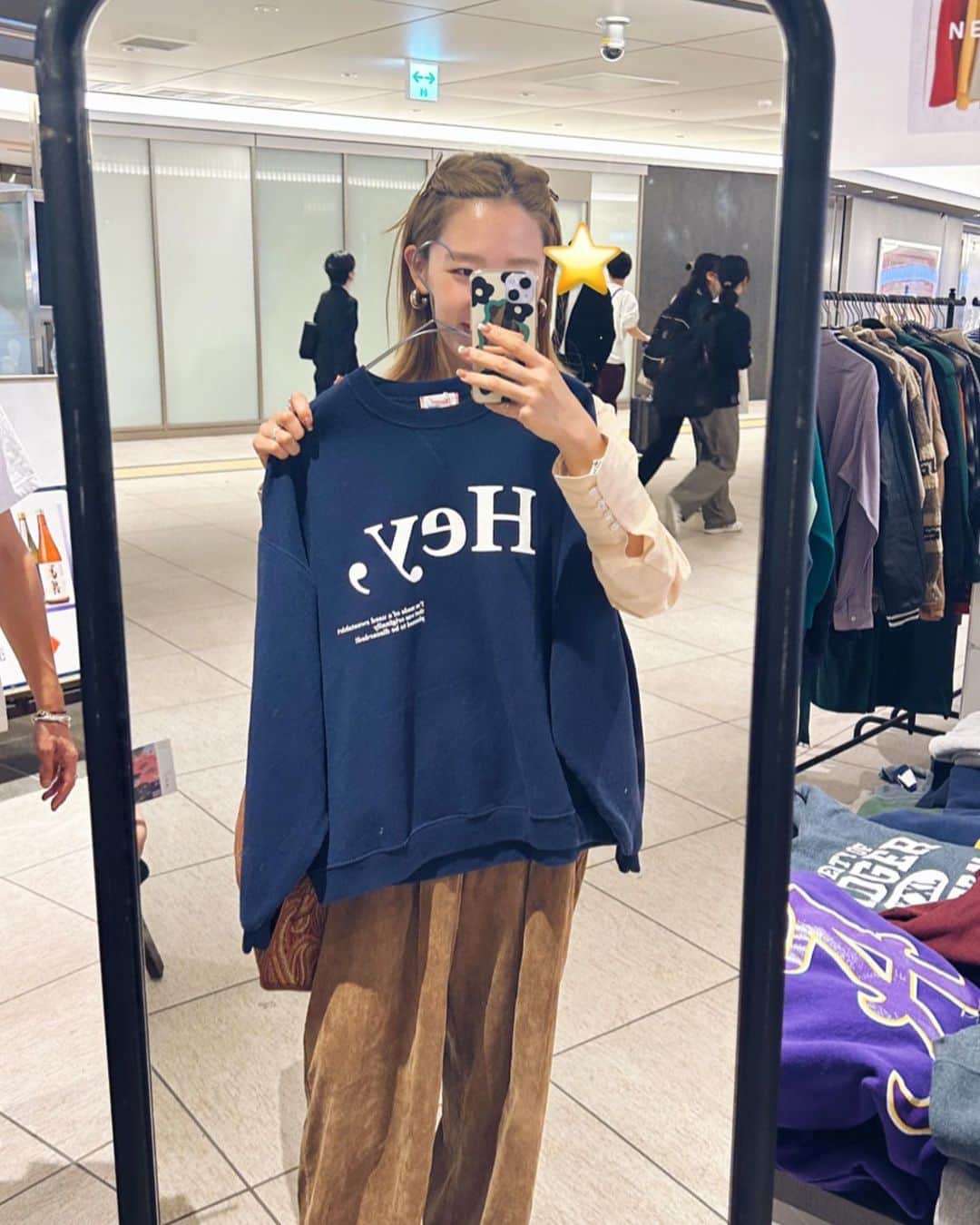 斎藤菜々子さんのインスタグラム写真 - (斎藤菜々子Instagram)「グランスタ東京 イベントスペースで11/1(水)~11月7日(火)まで『Local Creators Department ~powered by 阪神梅田本店CREATORS VILLAGE~』が開催中だから早速初日に行ってきたよ💙 @gransta_jp   コンセプトは「次世代のクリエイターに出会える 唯一無二のクリエイションと触れ合うクリエイターとのコミュニティベース」で東京駅に次世代クリエイターが大集合してるよ🪽  おしゃれなお店がたくさんあって楽しかった〜！ 個人的にはヴィンテージSHOP、アクセサリー屋さんに興味が...💎 キラキラアクセラリーに娘も興味津々。  コレかわいいね、 こっちのがかわいくない？ と女子トーク炸裂🩷  東京駅に寄ったら是非覗いて見てね〜！  #PR #JR東日本クロスステーション #クリエイターズヴィレッジ #東京駅 #グランスタ東京 #東京駅イベント #ハンドメイド作家 #東京スポット #東京イベント #東京駅構内」11月2日 21時42分 - nanacoco.7