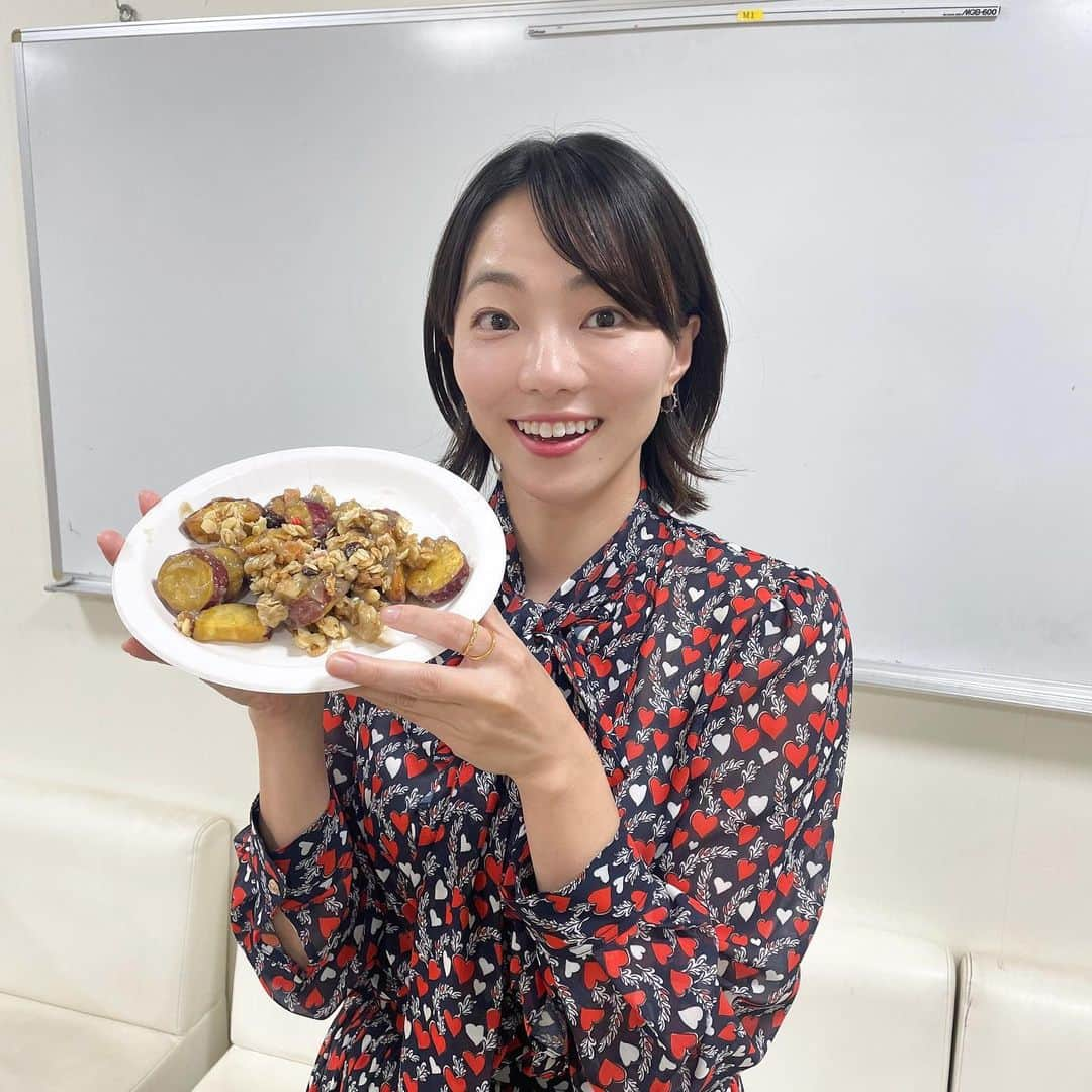 雨宮萌果さんのインスタグラム写真 - (雨宮萌果Instagram)「🍠🍠🍠  秋深まる11月。  「ウワサのお客さま」では　  VTRに出てくる料理を スタジオでよく試食するのですが  その試食は フーディーさんと呼ばれる 料理を正確に再現しくださる方たちが いつも作ってくださっています。  いつもちょっと多めに 作ってくださるので  スタジオ前には 小分けにされた料理が並び 制作スタッフの皆さんも 試食できるようになっているんです🥰  私も毎回頂きますが いつも美味しく  収録終わりは、結構 お腹いっぱい満たされます😋  11月3日(金)夜7時〜 フジテレビ「ウワサのお客さま2時間SP」お楽しみに〜✨✨  #ウワサのお客さま」11月2日 21時43分 - ame_moe_kichi0630